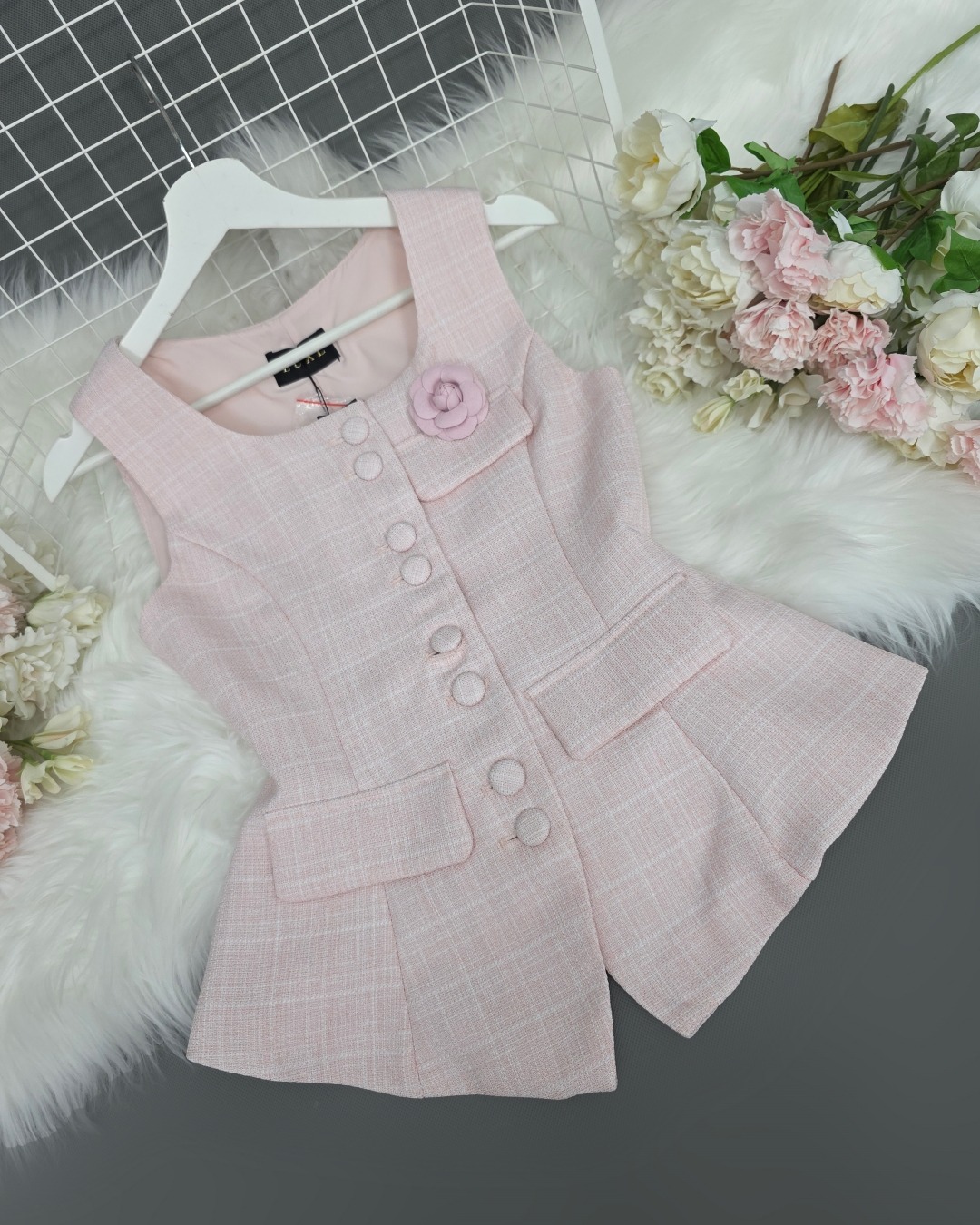 เสื้อแฟชั่น เสื้อกั๊กแขนกุด ติดกระดุมผ่าหน้า แต่งกระเป๋าและเข็มกลัดดอกไม้