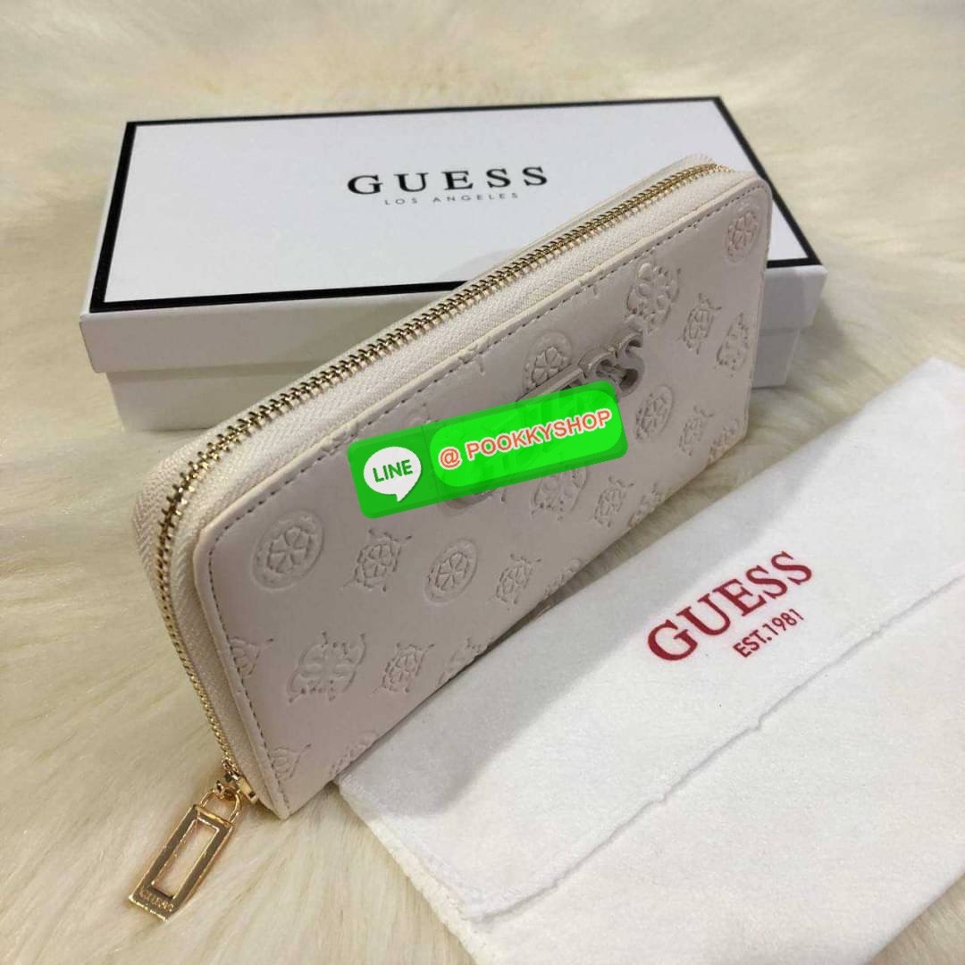 GUESS WOMEN'S LONG WALLET กระเป๋าสตางค์ใบยาว สวยมากค่ะ เปิดปิดด้วยซิป ด้านหน้าประดับโลโก้แบรนด์ ด้านหลังมีช่องซิป หัวซิปแบรนด์ทุกจุด ภายในมีช่องใส่ธนบัตรแบงก์พัน ช่องซิปกลางและช่องใส่บัตรหลายช่องสวยน่าใช้ทุกสีค่ะ มาพร้อมกล่องกระดาษแบรนด์และถุงผ้ามอบเ
