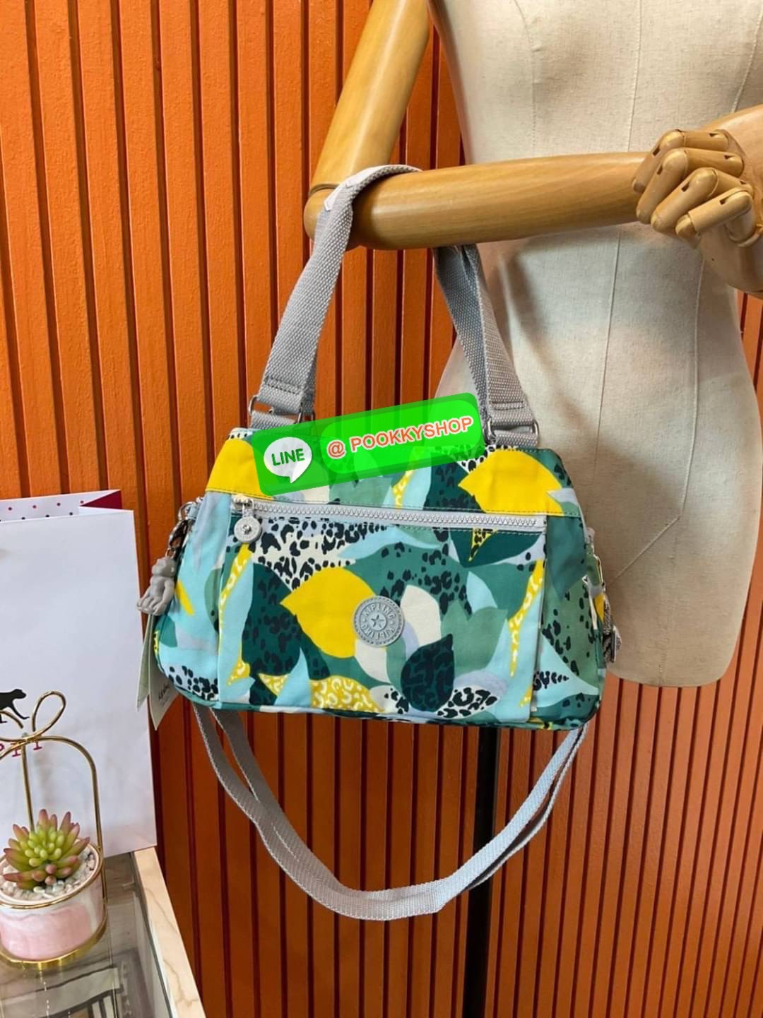 Kipling Damen Orelie Henkeltasche รุ่น K15257 กระเป๋าถือ/สะพาย Crossbody ขนาดกำลังดี หูกระเป๋ายาวสามารถคล้องบ่าได้ วัสดุpolymode100% ผ้ากันน้ำ กระเป๋ามีน้ำหนักเบา มีช่องซิป ด้านหน้า และ ด้านหลัง ภายในแบ่งเป็น 3 ช่องหลักใช้งาน ช่องซิปกลางแยกเป็นสัดส่วน จุข