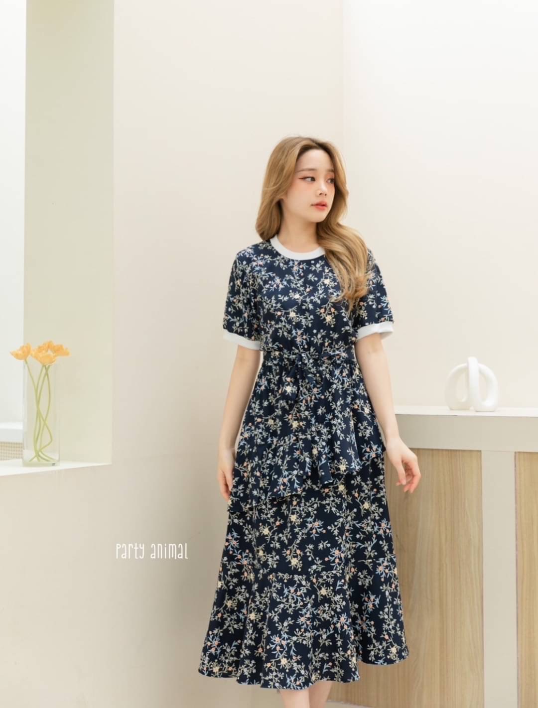 Maxi dress ทรงคอกลมเอวยางยืด ต่อชายกระโปรงหางปลาสวยค่ะ ด้านหน้าดีไซน์แต่งระบายเฉียงเล็กๆช่วงกระโปรง เนื้อผ้าโพลีเอสเตอร์พริ้วๆนุ่มใส่สบาย งานมีซับในกระโปรง ซิปหลัง มาพร้อมเชือกผูกเอวค้า 2ลาย