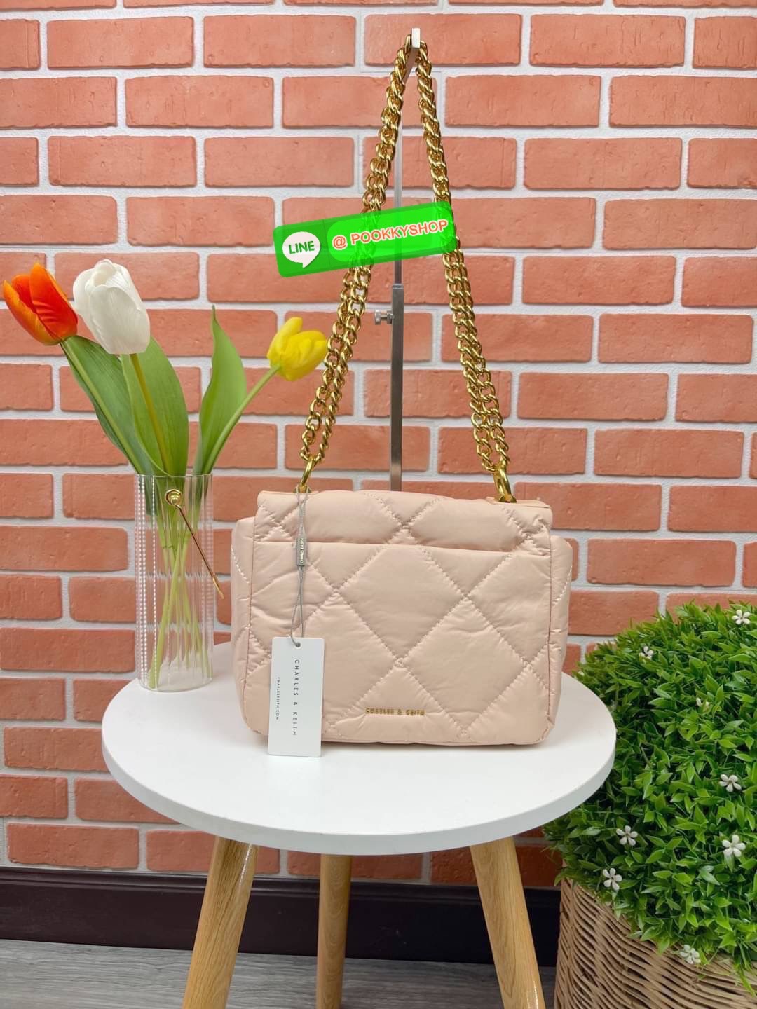 Charles & Keith Paffuto Padded Shoulder Bag มาเพิ่มสีสันให้กับสไตล์ในวันพักผ่อนสบายๆของคุณให้ดูสนุกขึ้น ด้วยกระเป๋าสะพายไหล่ขนาดกลางที่โดดเด่นด้วยหนังเย็บบุลายตาราง โก้หรูด้วยดีไซน์ตัวล็อคโลหะที่เข้ากับสายสะพายโซ่ เปิดปิดแบบตัวหมุนล็อก ด้านในจุของได้เยอะ