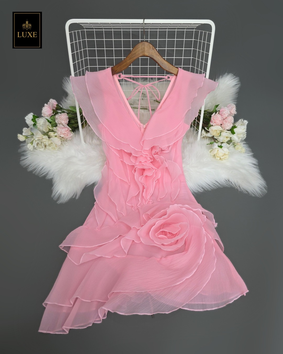 เดรสแฟชั่น เดรสกระโปรงสั้นเสื้อคอวีแขนกุด แต่งระบายคลุมต้นแขนเล็กน้อย มีเชือกผูกหลัง