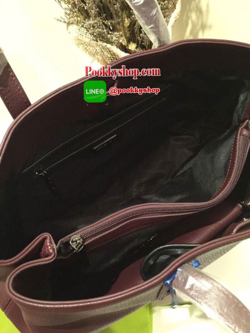 VERSACE JEANS TOTE BAG(VJ) กระเป๋าสะพายจากแบรนด์ดัง วัสดุ PU คุณภาพดี นิ่ม ด้านหน้าตกแต่งด้วยโลโก้แบรนด์สวยโดดเด่น ด้านในโล่งกว้าง มีช่องซิปและช่องใส่ของหลายช่อง ซับในลายแบรนด์ รุ่นนี้มาพร้อมกระเป๋าใบเล็กสำหรับใส่ของจุกจิกอีก1ใบ แยกใช้ได้ สาวๆที่ชอบใบใหญ่