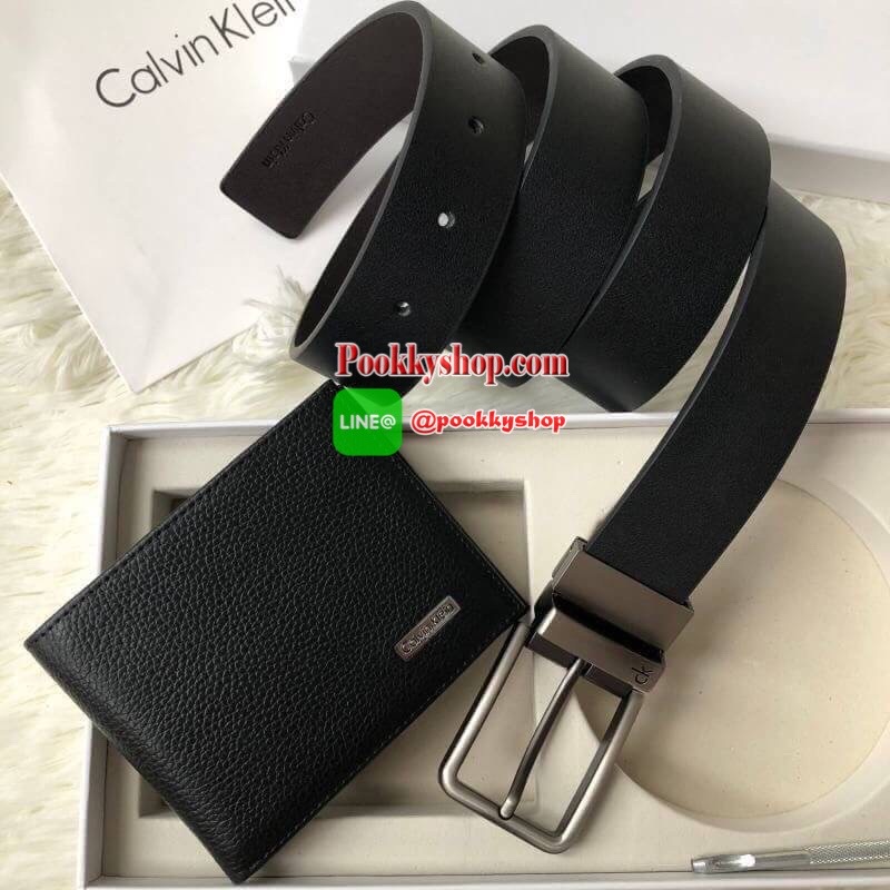 Calvin Klein Leather Belt & Wallet Set Setกระเป๋าสตางค์+เข็มขัด กระเป๋าสตางค์ด้านหน้าปั๊มชื่อแบรนด์ มีช่องใส่บัตร ช่องใส่ธนบัตร 2 ช่อง และช่องเก็บเหรียญ เข็มขัดหนังแท้ปั๊มแบรนด์ สามารถสลับใช้ได้ทั้ง 2 ด้าน เข็มขัดปรับระดับได้ 5 ระดับ มาพร้อมที่เจาะรูจ้า