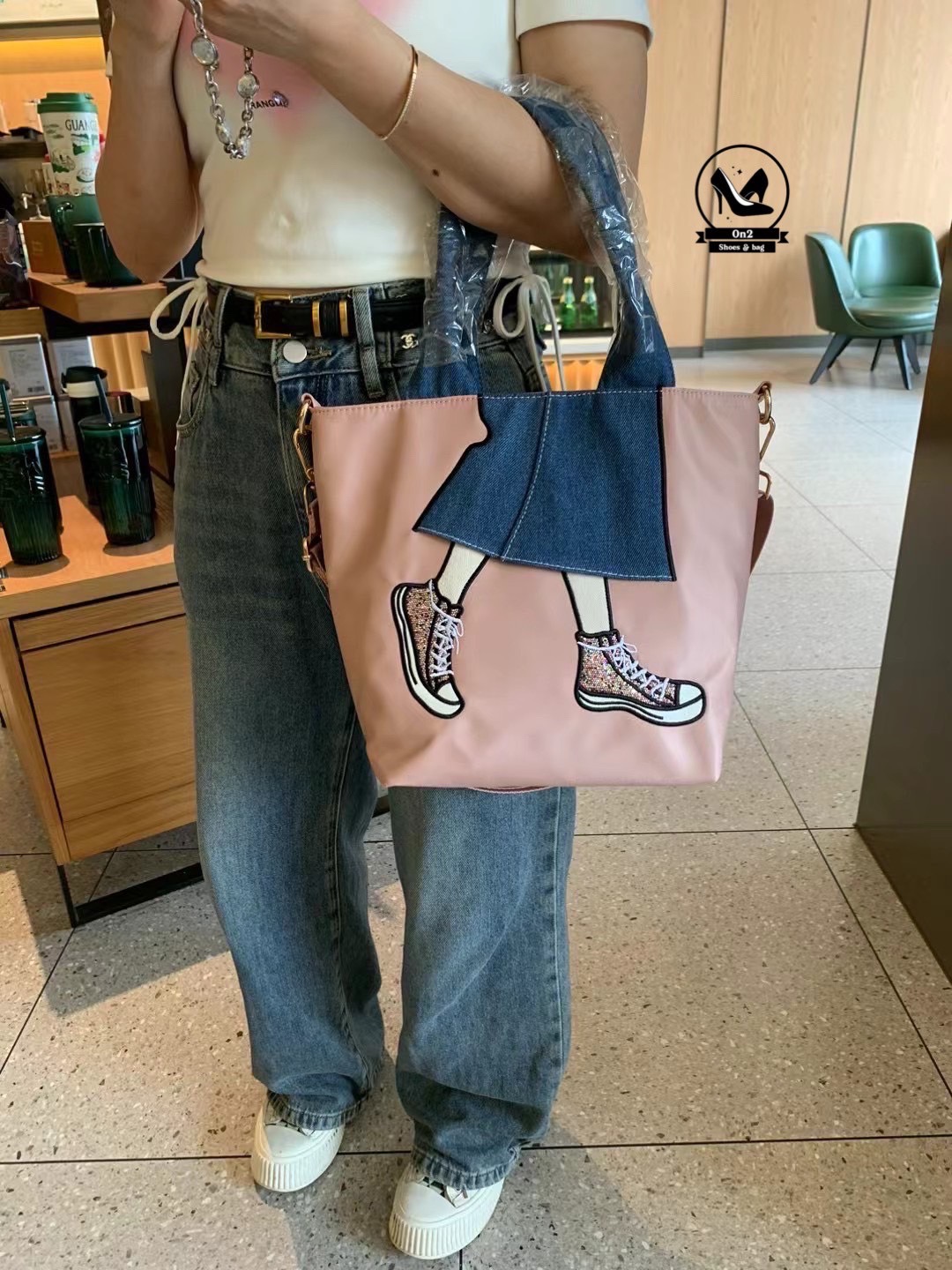 กระเป๋าทรงชอปปิ้ง shoping bag แบรนด์ miss zapatos item วัสดุตัวกระเป๋าทำจากผ้ากันน่ำอย่างดี water proof อะหลั่ยสีเงิน ด้านหลังมีช่องซิป กระเป๋าเป็นปากซิป งานจริงน่าใช้มาก สายกระเป๋าสะพายขึ้นไหล่ได้สะดวกในการใช้งาน มาพร้อมสายยาว ทำจากผ้าตัวเดียวกับกระเป๋าส