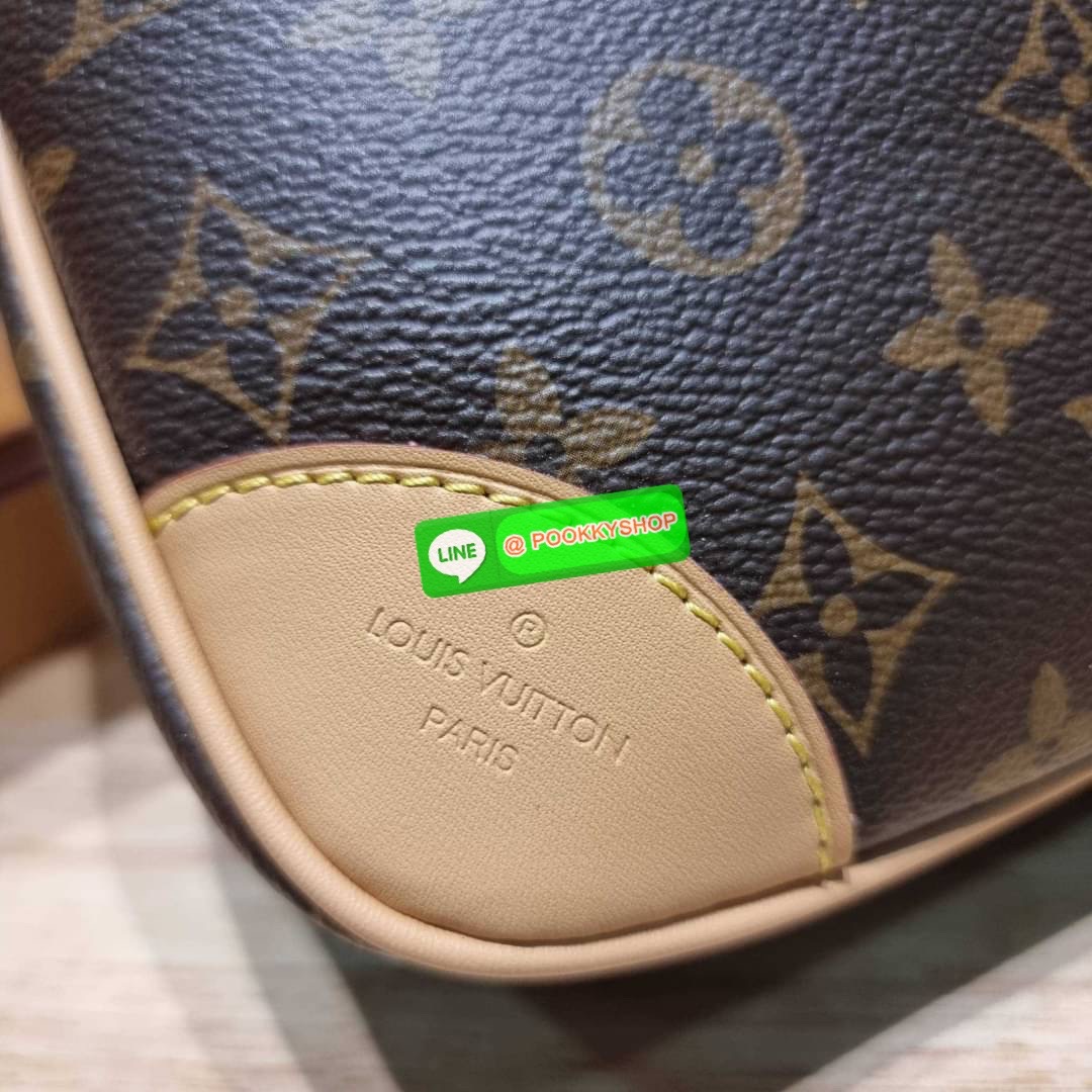 🔆 Model LV odeon bag 🔆 Details ฮอตที่สุด กับกระเป๋าสะพายดีไซน์คลาสสิค ขนาดกำลังดี ทำให้ใช้งานได้สะดวก ปากกระเป๋ามีซิปเปิดปิด ด้านหน้ามีช่องใส่ของได้ ภายในโล่งกว้าง ใส่ได้ทั้งกระเป๋าสตางค์ใบยาว มือถือ ของจำเป็นต่างๆ มาพร้อมสายสะพาย ปรับได้ต