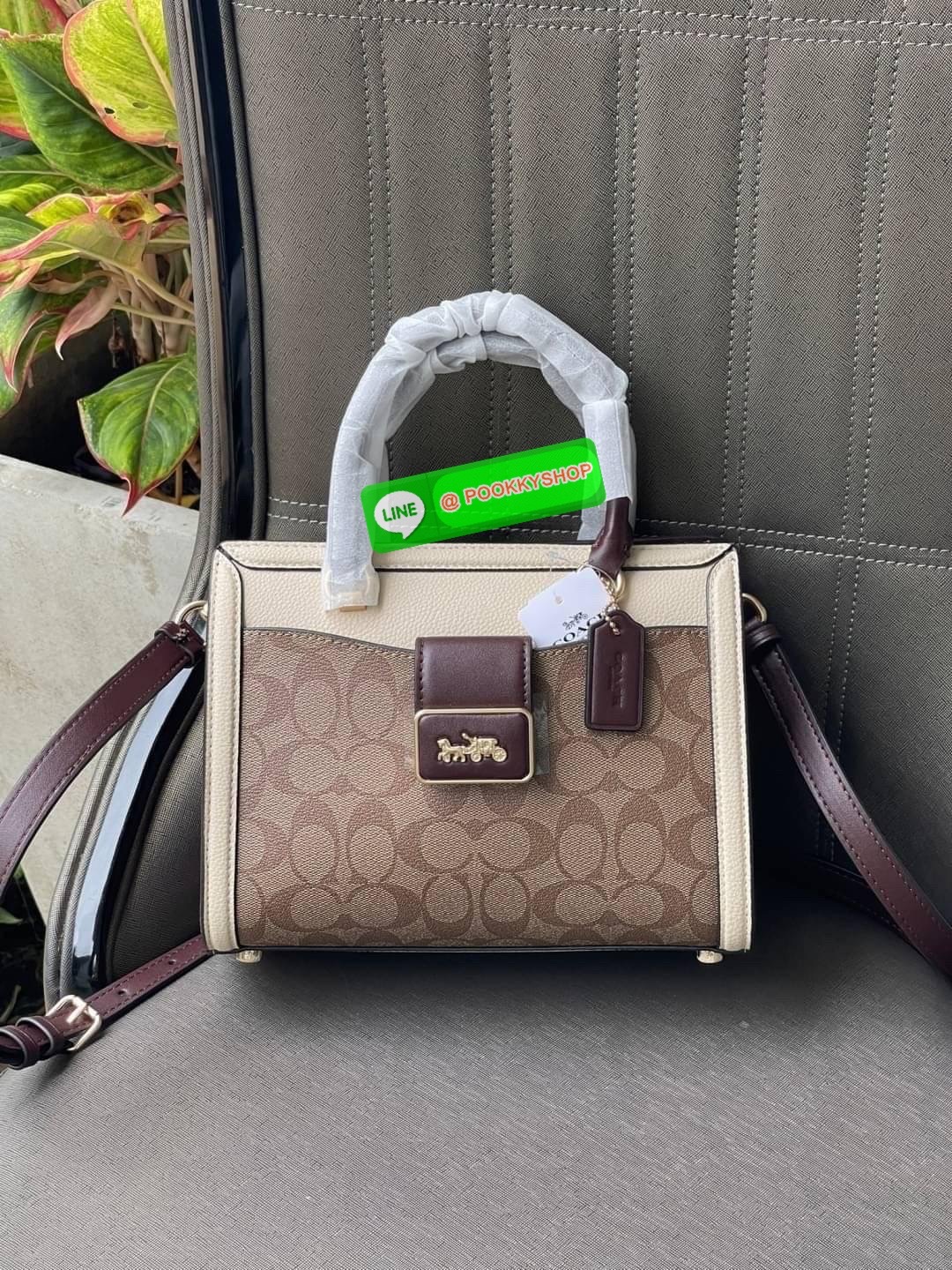 Coach Grace Carryall In Signature Canvas กระเป๋ารูปทรงสี่เหลี่ยมสุดคลาสสิก เป็นกระเป๋าอเนกประสงค์ที่สามารถใช้ได้แทบทุกโอกาส ไม่ว่าจะไปเรียน, ไปทำงาน, ไปเที่ยว หรือแม้แต่ไปชอปปิง ด้วยขนาดที่กำลังดี ไม่ใหญ่เทอะทะ แต่ก็ไม่เล็กจนเกินไป มาพร้อมหูหิ้วทั้งด้านบน