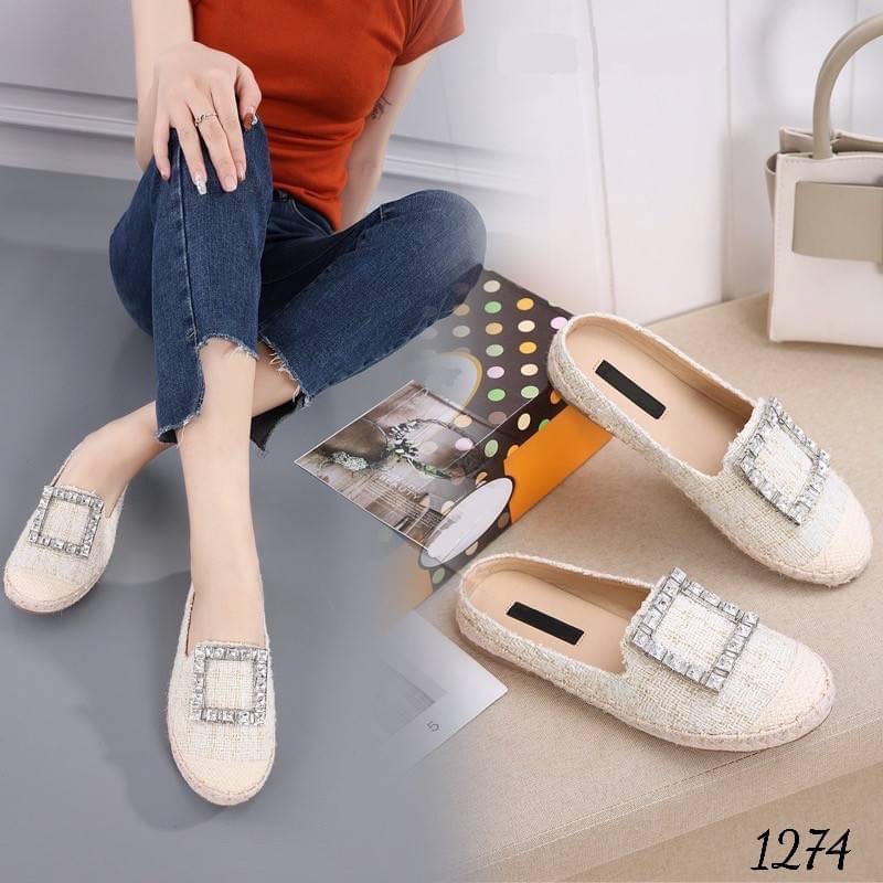 สุดปัง แห่งปี ต้องรุ่นนี้ รองเท้าอะไรใส่ได้ทุกวัน...!!!! 1274 พร้อมส่ง รองเท้าทรงปิดหัว เปิดส้นเท้า แบบสวม ใส่ง่ายมาก ดีไซน์ด้วยผ้าทวีต เกรดA ไม่พอ แต่งเพชรเกรดพรีเมี่ยม ทนทาน แข็งแรง ไม่หลุดง่ายค๊า แบบสวยมาก ใส่กับเสื้อผ้าชุดไหนก้สวยไปหมดด แถมใส่นุ่ม พื้