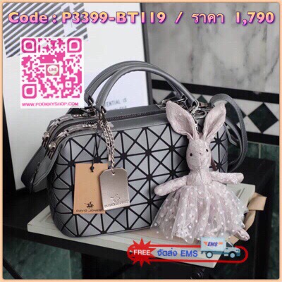 รุ่นขายดีมาก ลายใหม่ สวยมากค่า ทรง speedy ขายดี น่ารักมาก สี Metallic grey ( สีเทาเข้มคะ ) มาพร้อมกระต่ายเข้า set เลิศคะ กระเป๋า จากแบรนด์ David Jones กระเป๋าสะพายข้างดีไซน์เกร๋มาก สีสวยหรูมาก ขนาดกำลังดีเลย น้ำหนักเบามากคะ ภายในมีช่องเก็บของจุกจิกได้ มีถ