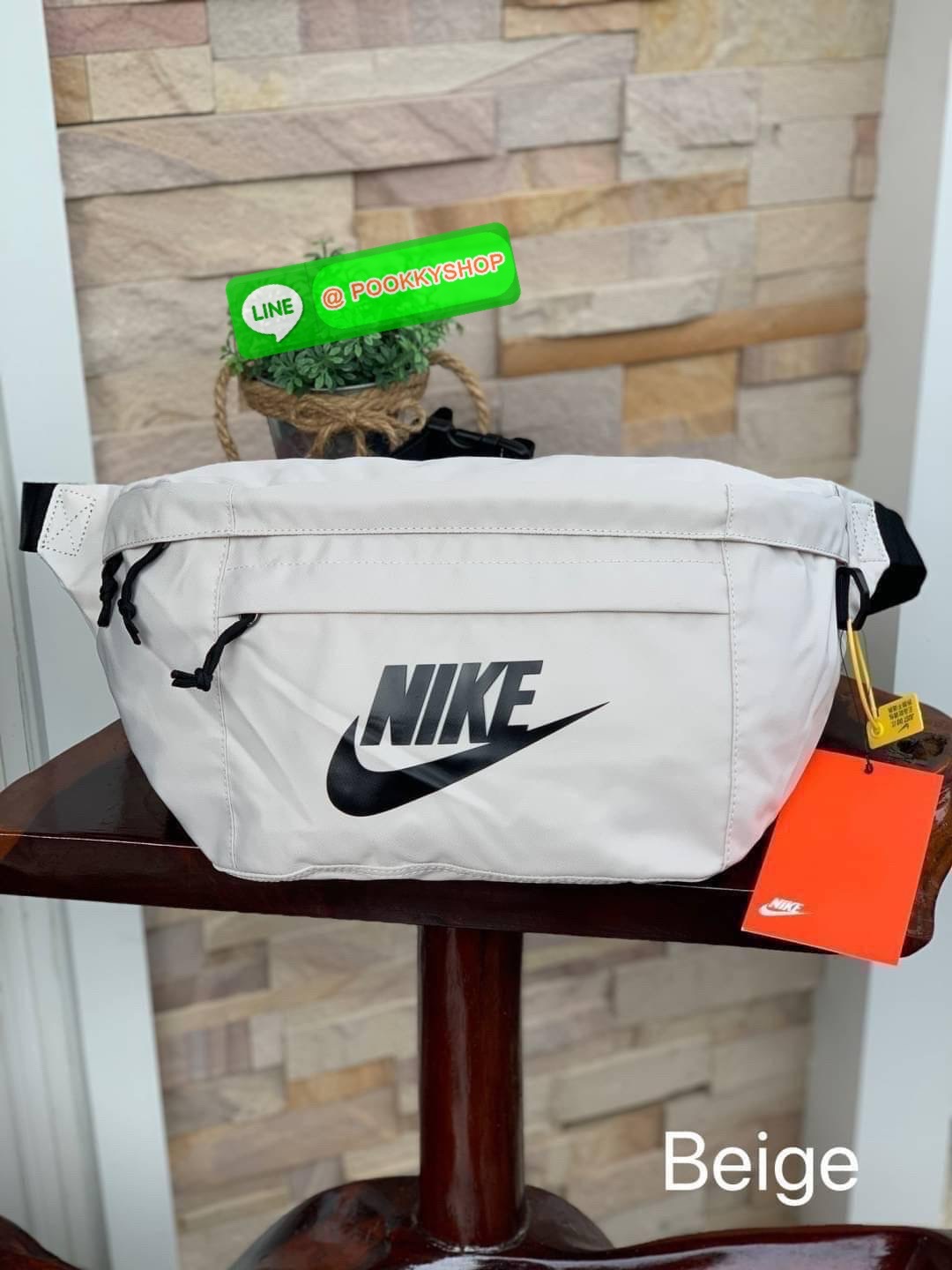 Nike Tech hip pack กระเป๋าคาดเอว Nike Tech รุ่นใหม่ชนช้อป!! ให้คุณหยิบใช้อุปกรณ์กีฬาและพกพาได้อย่างง่ายดาย พร้อมโดดเด่นด้วยกระเป๋าซิป 2 จุดสำหรับเก็บสิ่งของ และสายกระเป๋าแบบปรับได้เพื่อให้แนบกับลำตัว ใช้งานได้คล้องตัว ใส่ของได้จุสมใจเลยคร้า