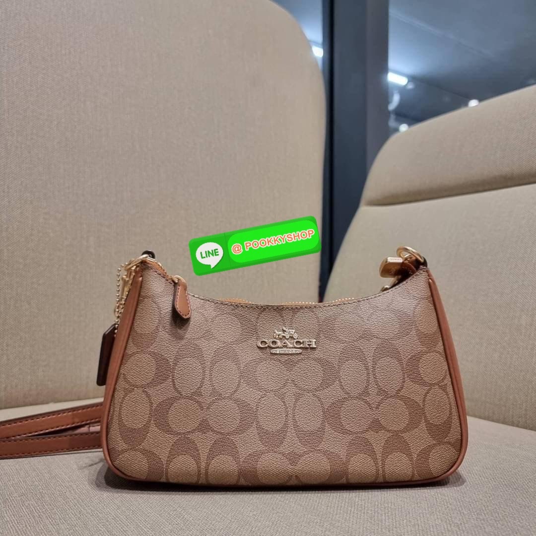 COACH CA548 TERI SHOULDER BAG IN SIGNATURE CANVAS คอลเลคชั่นใหม่ล่าสุด ที่สาวๆรอคอย กระเป๋าสะพายไหล่กึ่งทรงพอช พร้อมเสิร์ฟความสวยถึงบ้านไปเลยก่อนใคร แบบไม่ต้องพรีฯ ด้วยดีไซน์คลาสสิคที่แอบแฝงความเรียบหรู มาพร้อมสายสะพาย 2 เส้น เป็นสายโซ่คล้องแขนและสายสะพาย