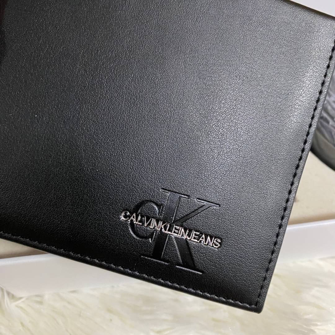 Calvin Klein Leather Belt & Wallet Set Setกระเป๋าสตางค์+เข็มขัด กระเป๋าสตางค์ด้านหน้าตกแต่งด้วยโลหะโลโก้แบรนด์ มีช่องใส่บัตร ช่องใส่ธนบัตร 2 ช่อง เข็มขัดหนังแท้ปั๊มแบรนด์ สามารถสลับใช้ได้ทั้ง 2 ด้าน เข็มขัดปรับระดับได้ 5 ระดับ มาพร้อมที่เจาะรูจ้า