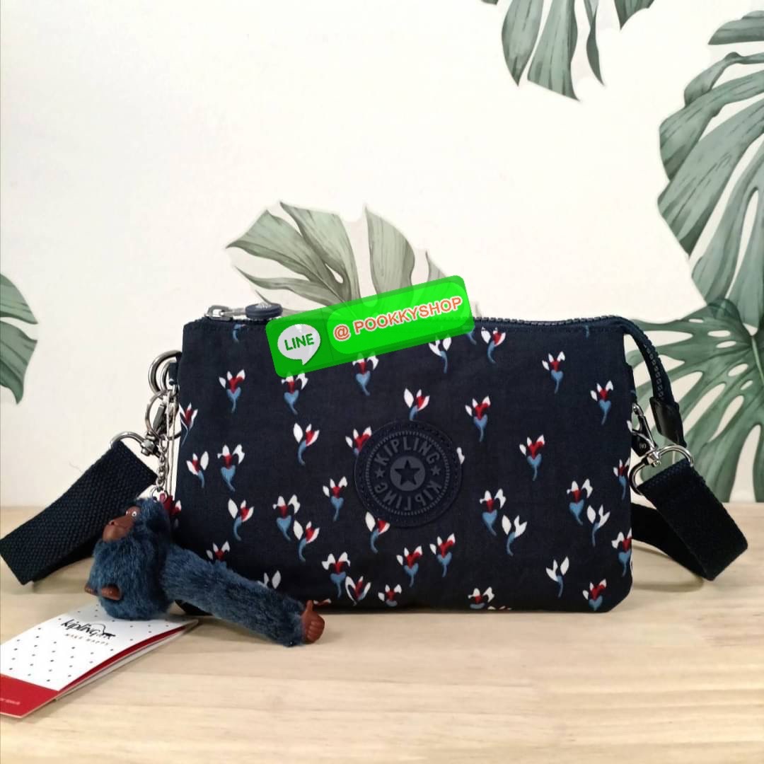 KIPLING Creativity X Crossbody Bag กระเป๋าสะพายวัสดุ Nylon&Polyester 100% ขนาดกำลังน่ารัก เปิดปิดด้วยซิป มา พร้อมพวงกุญเเจลิงน้อย ด้านในมีช่องใส่ของ2ชช่อง เพิ่มตรงกลางมีช่องซิปอีก1ช่อง มีสายคล้องพวงกุญแจ ใส่ของได้จุมาๆเลยค่ะ มีสายสะพายยาวเลื่อนปรับระดับได