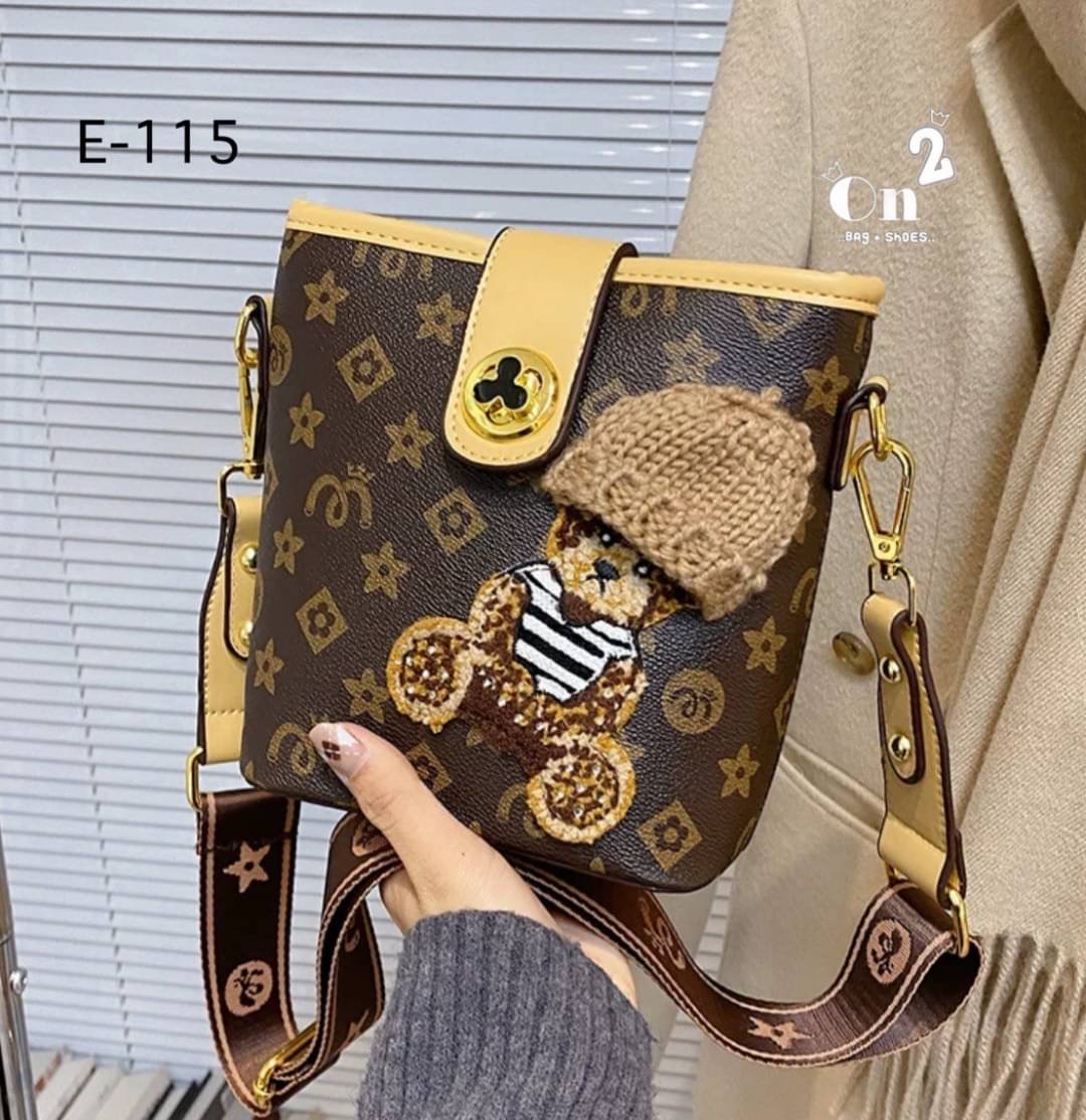 กระเป๋าสะพายแฟชั่นทรง tote งานสไตล์แบรนด์ หนังลายโมโนแกรม หน้าแต่งน้องหมีใส่หมวกน่ารักมากค่ะ ขนาดกำลังดีใช้งานง่าย มาพร้อมสายสะพายยาว