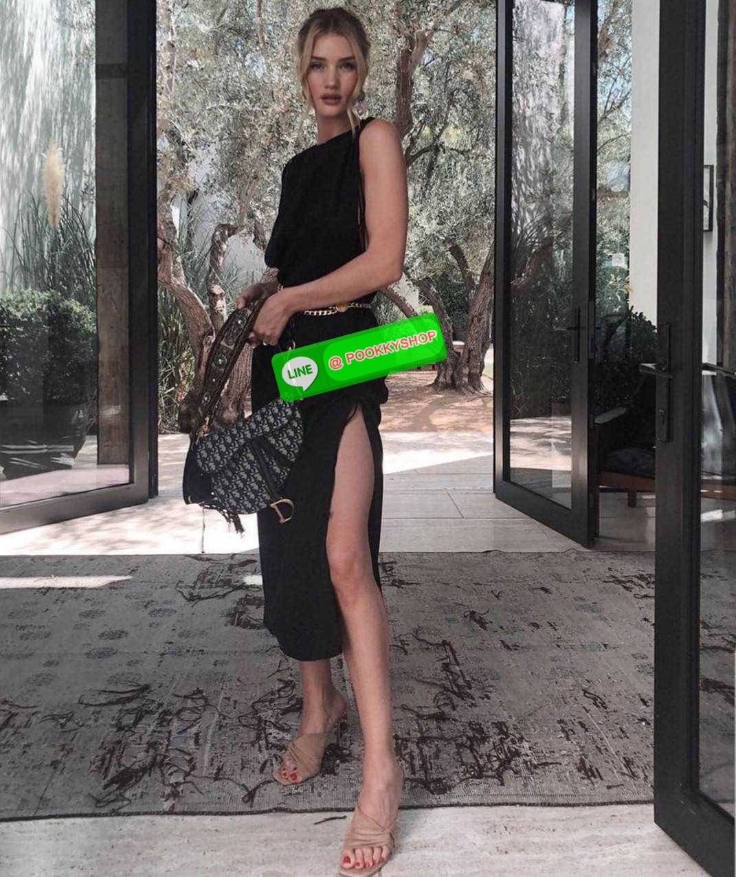 CHRISTIAN DIOR BAG VIP GIFT WITH PURCHASE (GWP) จาก CHRISTIAN DIOR DUTY FREE COUNTER (D4352) กระเป๋าสะพายดีไซน์เก๋ ลุคหรูหรา หรือลุคในวันสบายๆก็เอาอยู่ แมทได้ทุกลุคจริงๆ ดาราเซเล็ปทางฝั่งฮอลลิวู้ดเลิฟกันมากนะไอเทมนี้ จะถือเก๋ๆก็รอด หรือสะพายครอสบอดี้ก็เริ