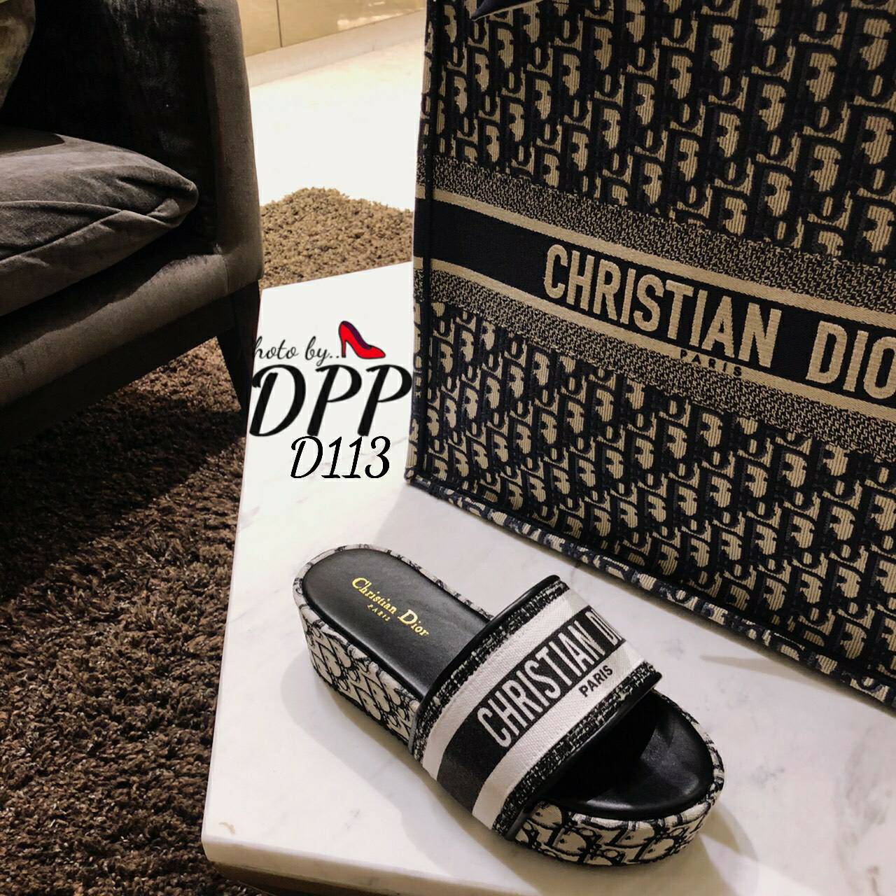 D113 พร้อมส่ง แบบใหม่ก่อนใคร DIOR2019 DWAY SLIDE IN EMBROIDERED COTTON คอเลขชั่นใหม่ปีนี้ เริศมาก ในช้อป ยังมีวางขาย รองเท้าเสริมส้น สวมส้ม พื้นหนา2นิ้ว ใส่เดินสบาย งานเกรดA วัสดุทำจากผ้าลายแบรนด์ดิออ งานตัวจริงสวย หนูหรามาก ใส่กับเสื้อผ้าได้ง่าย