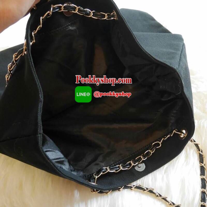 New Arrival!! พร้อมส่งที่ไทย ตามคำเรียกร้อง CHANEL VIP CANVAS TOTE BEAUTY GIFT TOTE CANVAS SILVER HARDWARE CHAIN STRAPS วัสดุทำจาก ผ้าแคนวาสหนา บุด้วยผ้าซับอีกชั้น ด้านหน้ามีโลโก้แบรนด์ ตรงอะไหล่ปั้มแบรนด์ทุกจุด ตัวสายทำจากโซ่ เรียบ หรู ดูดี ใส่ของได้เยอะ