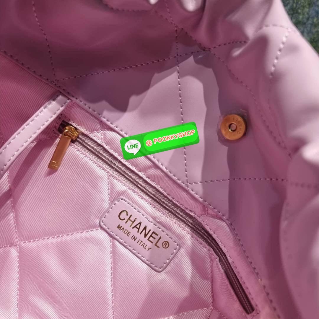 เกินต้านที่สุดกับไอเท็มนี้ Chanel 22 ที่สาวๆหรือใครๆก็ต้องมีแล้ว!! แค่เห็นก็หลงรัก กระเป๋าทรงสวย ดีเทลเรียบแต่มีความหรูแอบซ่อนอยู่ ด้วยดีไซน์สายสะพายโซ่สีทอง และโลโก้อันโดดเด่น วัสดุหนังแกะ สัมผัสดีงามน่าหลงใหลมาก ใช้ได้ง่ายๆไปเลยทุกโอกาส ใช้งานได้สะดวก ม