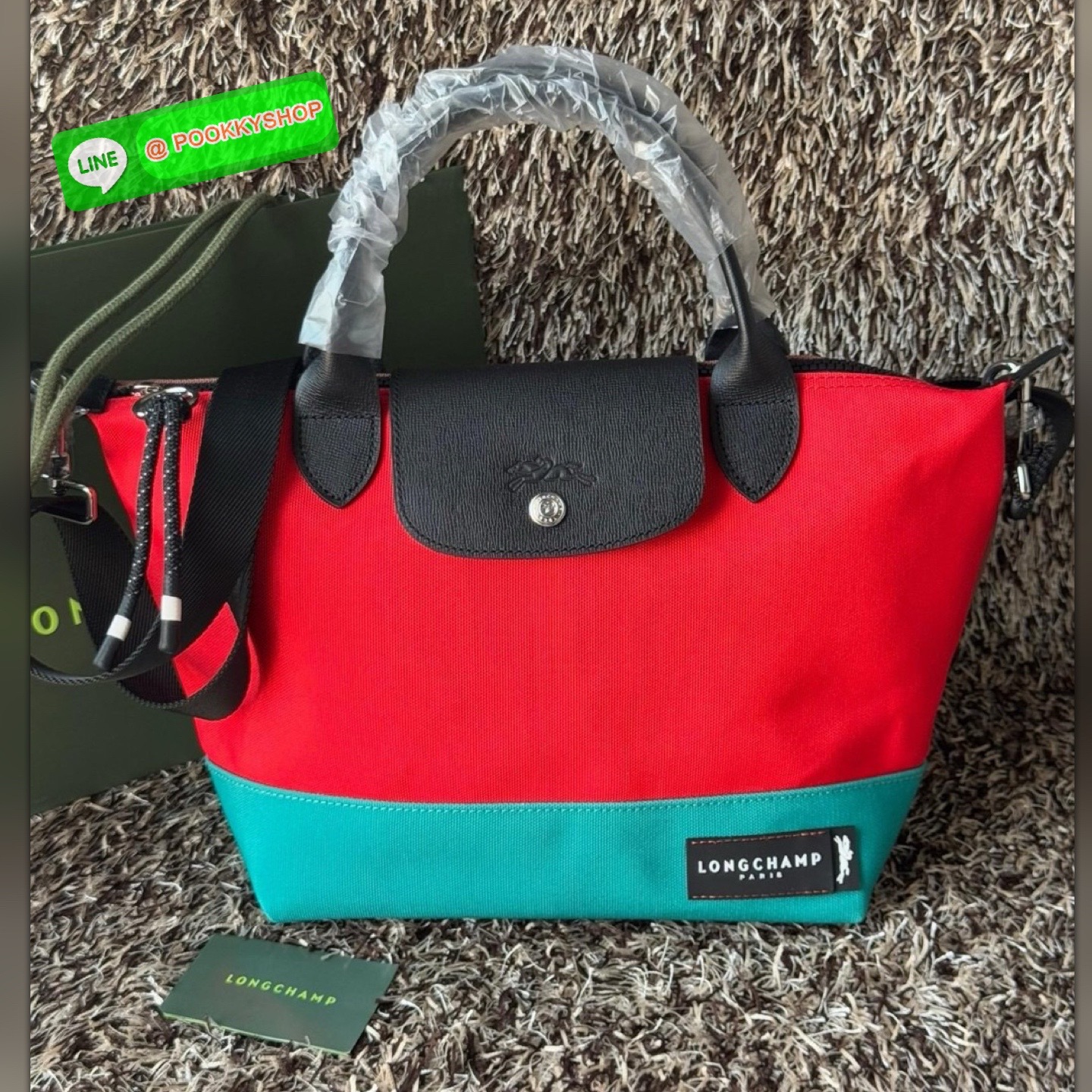 Longchamp Neo s Adjustable เป็นกระเป๋าสไตล์สปอร์ต ทันสมัย และใช้งานได้จริง น้ําหนักเบา กระเป๋าใบนี้เป็นเครื่องประดับที่มีเสน่ห์ในอุดมคติที่จะติดตามคุณในทุกกิจกรรมยามเย็นของคุณ มาพร้อมกับสายสะพายไหล่ปรับได้ สามารถพกพาได้ ทั้งแบบถือและสะพาย เหมาะสําหรับใช้ใ