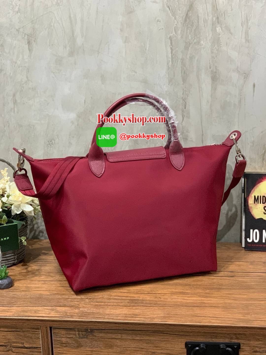 Longchamp Le Pliage Neo Size M มาพบกับกระเป๋ารุ่นยอดนิยม ที่สาวๆ ต้องมีไว้เก็บไว้สักใบ กระเป๋าโท้ทใบนี้ มาพร้อมกับสีที่มีสไตล์เรียบง่าย มีสายสะพายยาวช่วยให้คุณสามารถสะพายไหล่ได้อย่างสบาย ในขณะที่ที่ปิดแบบซิปช่วยให้คุณมั่นใจได้ว่าของด้านในมีความปลอดภัย Le