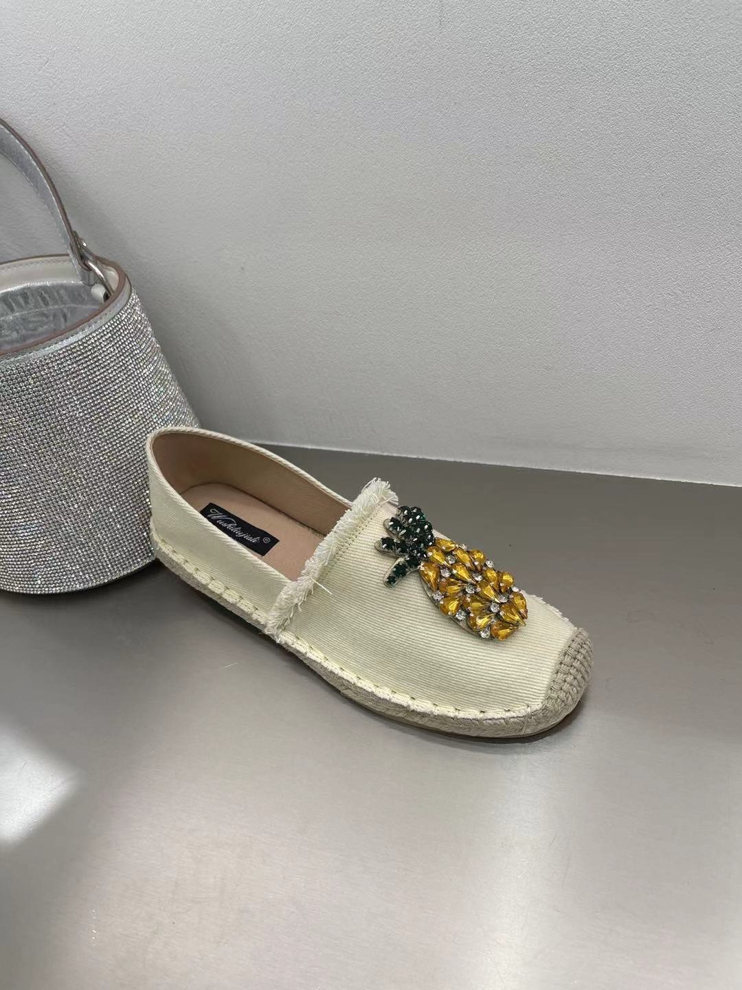 Shoe slip on รองเท้าBrand slip on งานสวยมาใหม่ รุ่นนี้ใส่สบาย ใส่แมตช์กับชุดง่าย สาวๆควรมีค่า💖