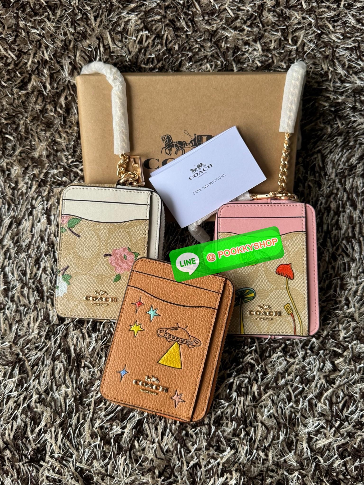 Coach Signature Zip Card Case (C0058) กระเป๋าใบนี้นอกจากช่องใส่บัตรแล้ว ด้านหลังยังมีช่องสำหรับใส่ธนบัตรหรือเหรียญสามารถเปิดปิดได้ด้วยซิป เพิ่มลูกเล่นเป็นสายโซ่คล้องมือ หรือคล้องกับกระเป๋าก็ได้เช่นกัน ขนาดกะทัดรัด พกพาสะดวก การดูแลรักษาง่าย ยังให้ลุคที่ดู