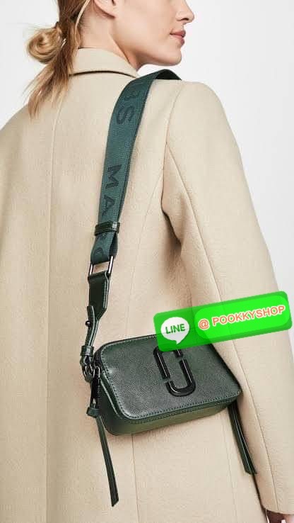 💕 Marc Jacobs Snapshot Bag กระเป๋าแบรนด์ดังจากสัญชาติอเมริกัน นับได้ว่ารุ่นนี้เป็นรุ่นทรงฮิตของ marc jacobs เลยทีเดียว โดยด้านหน้ากระเป๋าจะเป็นโลโก้แบบโลหะที่เป็นสัญลักษณ์ของแบรนด์นี้ มาพร้อมสายสะพายที่จะสะพายยังไงก็ดูโดดเด่น เพราะขนาดใหญ่ที่สกรีน