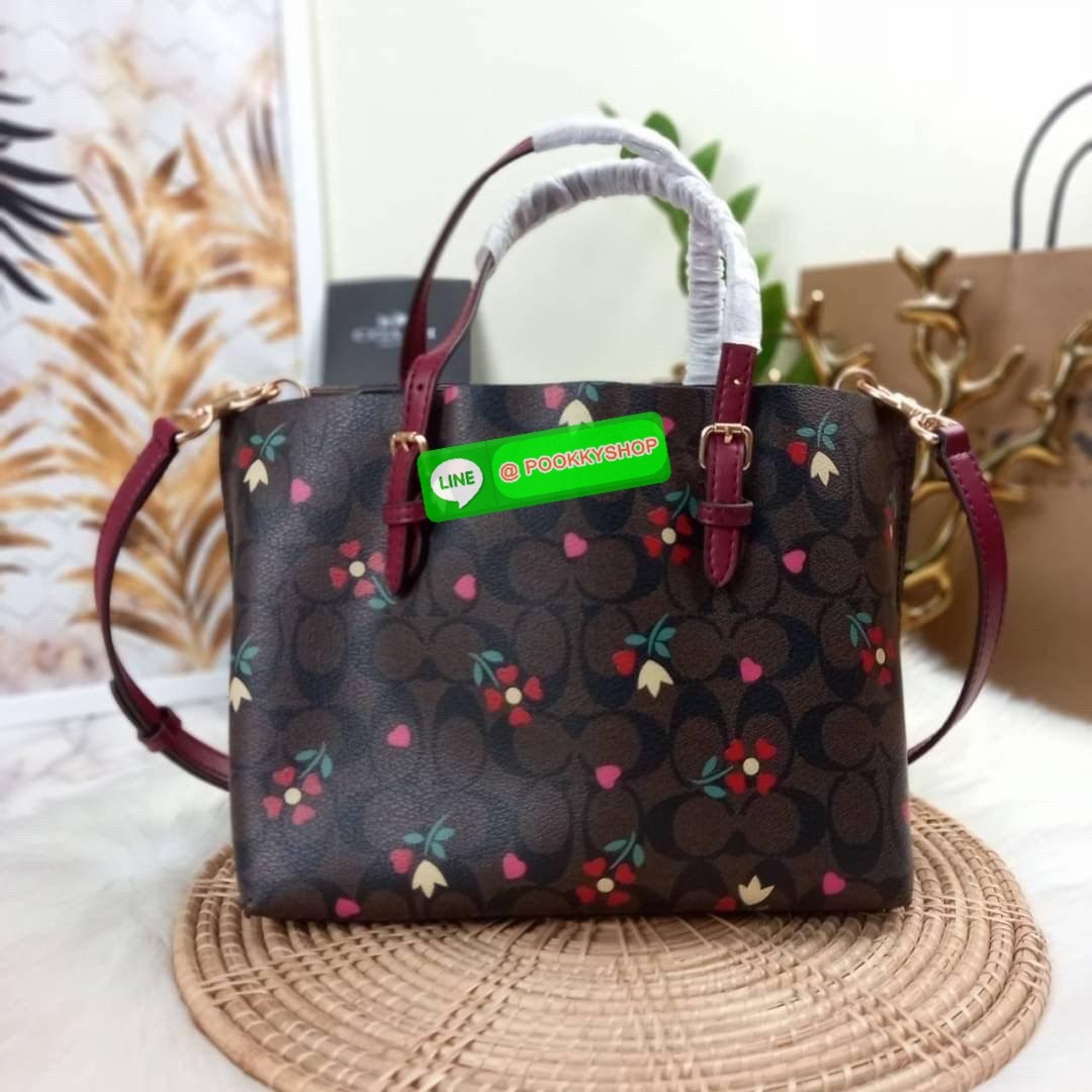 NEW IN ไม่หลงรัก ทำไงไหว COACH MOLLIE TOTE 25 IN SIGNATURE CANVAS WITH SNOOPY (COACH C4250) กระเป๋าถือ กระเป๋าสะพาย รุ่นฮิต พิมพ์ลาย น่ารักเกินเบอร์ได้อีก// ขนาดเหมาะมือ มีสายสะพายยาว ถอดและปรับระดับได้ //วัสดุแคนวาส ผสมหนังแท้ ขึ้นทรงสวย ลาย SIGNATURE ด้