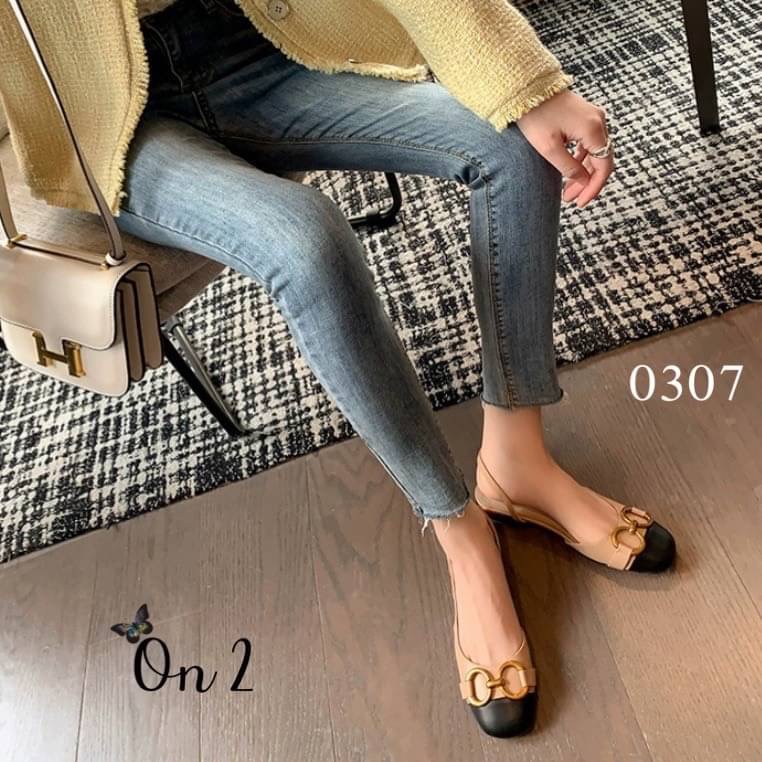 พร้อมส่งรองเท้าหัวคัชชูเปิดหลังรัดข้อเท้า หน้าแต่งอะไหล่ทองเหลือง สไตล์แบรนด์ส้นเป็นอะไหล่ทองสวยหรู สายรับปรับได้ คู่นี้ใส่แมทกับชุดได้ง่ายทั้งกางเกงและกระโปรงได้หมดทรงสวย