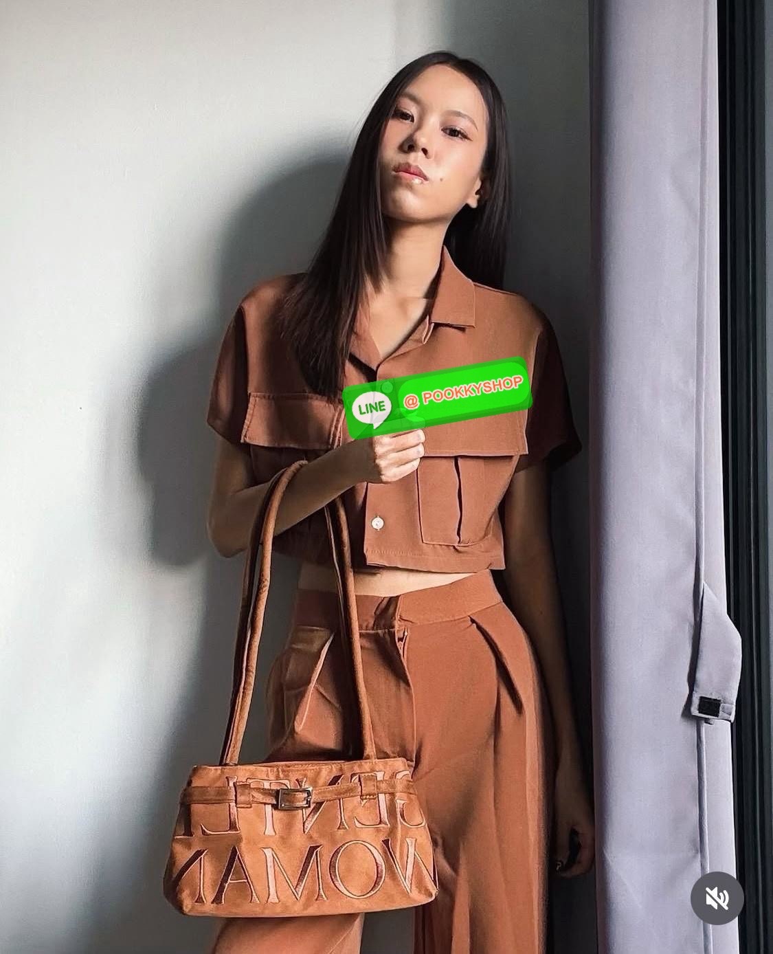 GENTLEWOMAN SUEDE BALLERINA BAG 🔖กระเป๋า Ballerina Bag ในวัสดุหนังกลับ (suede edition) พร้อมโลโก้ปักสีเดียวและรายละเอียดหัวเข็มขัด ทำให้ดูเก๋มีสไตล์โดดเด่น 🔖วัสดุ: หนังกลับ 🔖เปิด-ปิดแบบสแน๊บแม่เหล็ก ภายช่องโล่งกว้างจุของได้เยอะ