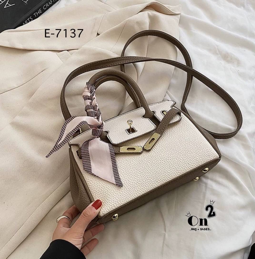 New arrivals🥳🥳 กระเป๋าแฟชั่นมาใหม่ ทรง Birkin งานสไตล์แบรนด์ เปิดหน้าอะไหล่ทอง ทรงสวยน่าใช่มากค่ะ มาพร้อมสายสะพายยาวแบบครอสบอดี้