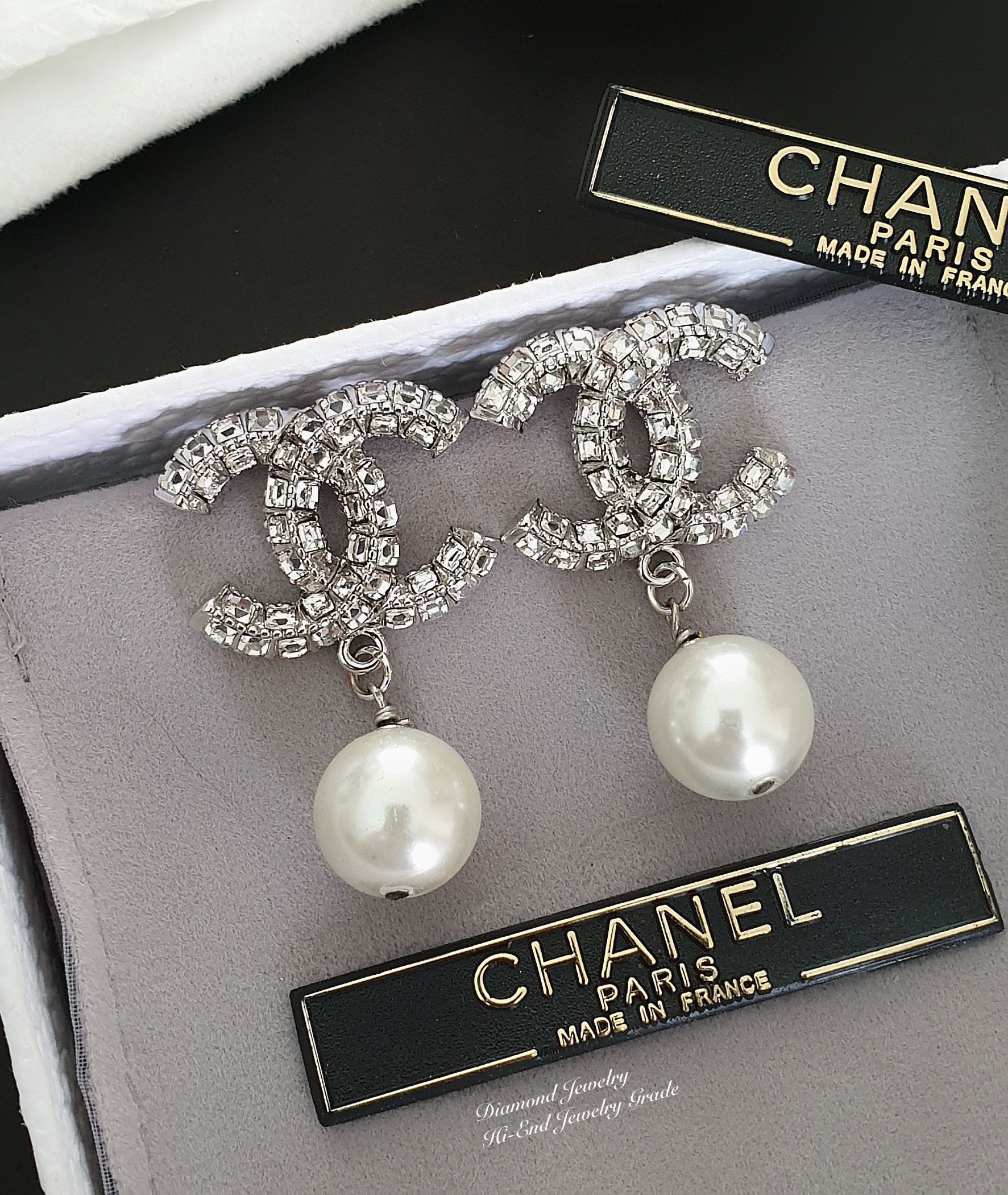 Super Hi-End Quality !!!! ((งาน 1:1 เหมือนในช็อปมากที่สุดในท้องตลาด)) Chanel Earring ต่างหูมุกชาแนลงาน 1:1 เหมือนของแท้เป๊ะๆค่ะ รับรองงานสวยมากกกกก ดูหรู ดูผู้ดีสุดๆ งานดี ตัวเรือนคุณภาพดีมากๆมากๆคะรับประกันความพอใจเลยค่ะ ตัวเรือนสีเงินเงา ไฮโซมากค่ะ คอนเ