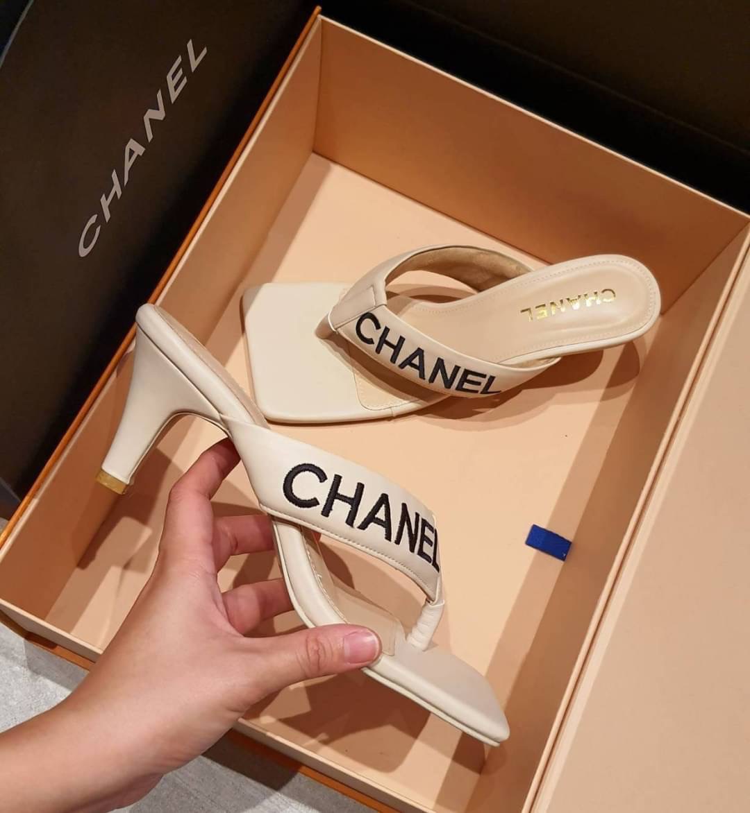 แบบใหม่ มาแล้วคะ พร้อมส่งคะ >> รองเท้าส้นสูง style maxi ส้นเข็ม สูง 2.5" ทรงสวมหนีบ หน้าตัด สายหนีบปักลาย CHANEL หนีบหองน้ำนิ่มมากๆ เหลี่ยมพื้นปั๊มแบรนด์ ใส่สบายมากๆคะ ใส่ชิวๆ น่ารักคะ