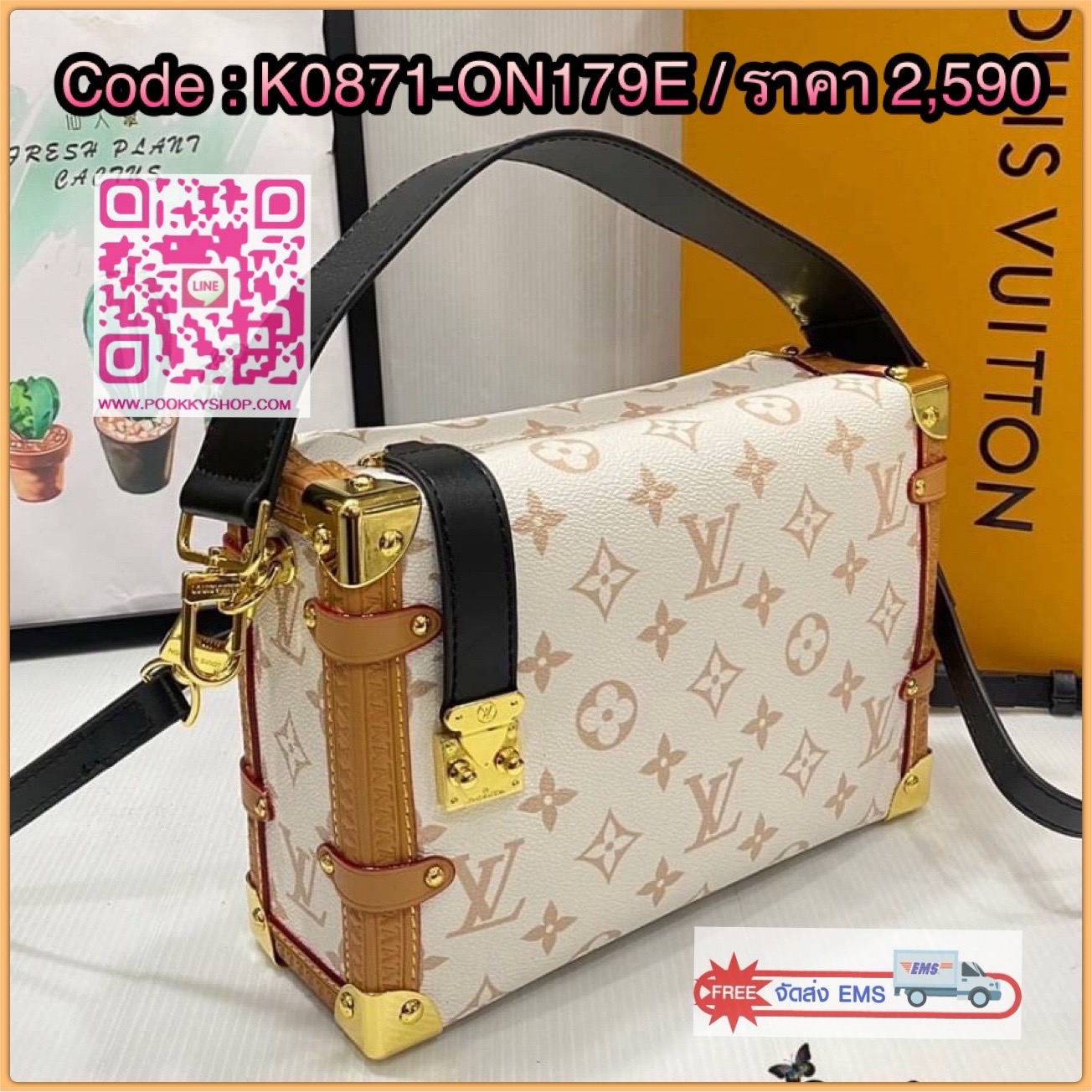 Louis Vuitton กระเป๋ารุ่น Side Trunk MM คอลเล็คชั่น Cruise 24 นำเสนอ Monogram แคนวาสสุดไอคอนิกของหลุยส์ดีไซน์ใหม่ สีเบจ Dune อันอ่อนหวานเปี่ยมด้วยพลังซึ่งได้แรงบันดาลใจจากเม็ดทราย แต่งขอบสีดำและน้ำตาลประดับมุมกระเป๋าสีทองและตัวล็อกแบบ S lock เงางาม แอคเซส