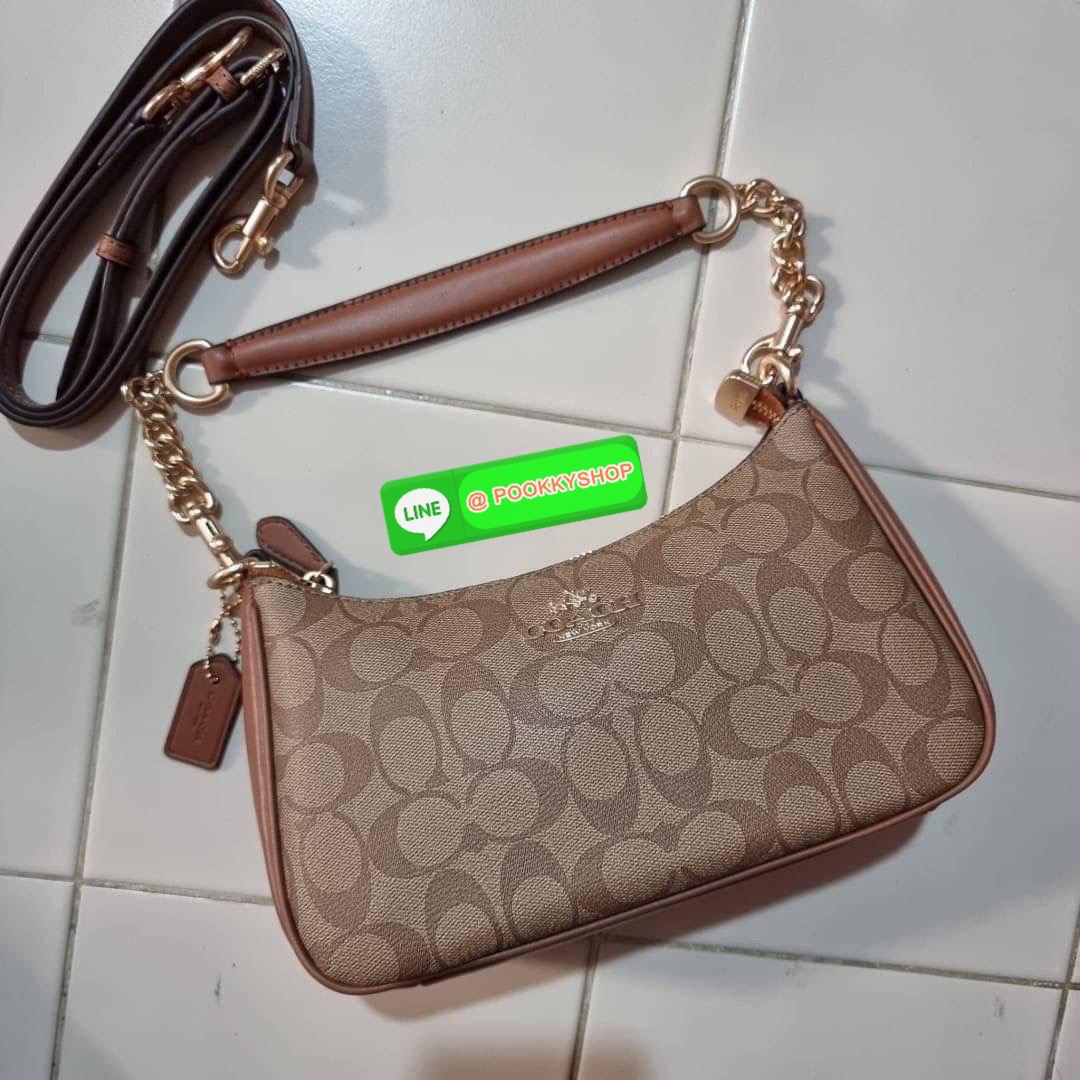 COACH CA548 TERI SHOULDER BAG IN SIGNATURE CANVAS คอลเลคชั่นใหม่ล่าสุด ที่สาวๆรอคอย กระเป๋าสะพายไหล่กึ่งทรงพอช พร้อมเสิร์ฟความสวยถึงบ้านไปเลยก่อนใคร แบบไม่ต้องพรีฯ ด้วยดีไซน์คลาสสิคที่แอบแฝงความเรียบหรู มาพร้อมสายสะพาย 2 เส้น เป็นสายโซ่คล้องแขนและสายสะพาย