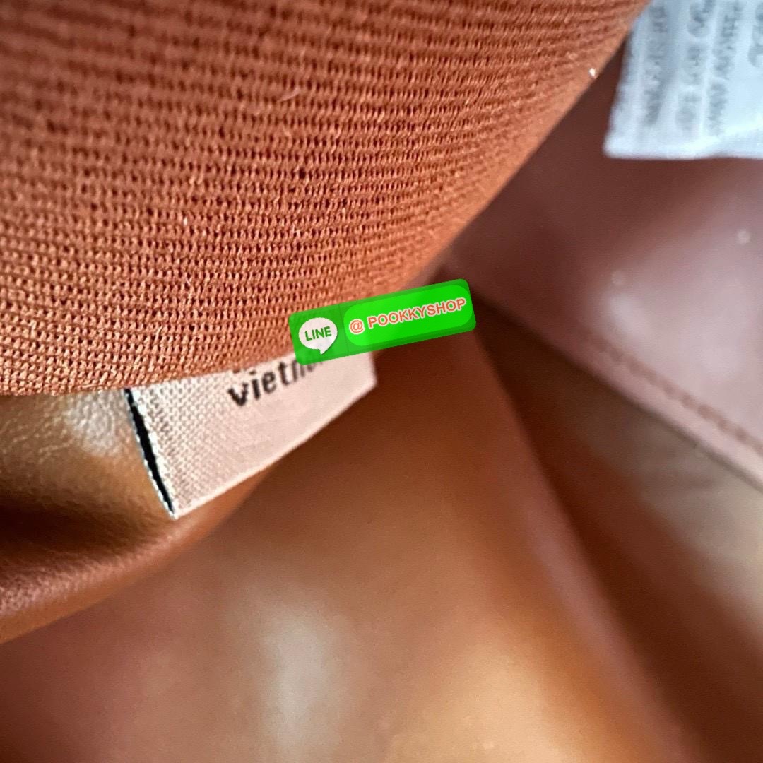 COACH HANNA CARRYALL WITH COACH CH189 IMNAM 🔖กระเป๋าสะพายไหล่/ถือ รูปทรงสวยหรู ลุคคุณนายมากแม่ 🔖วัสดุ: ผ้าแคนวาสตัดขอบหนัง 🔖เปิด-ปิดแบบกระดุมแม่เหล็ก ภายในกระเป๋ามัลติฟังก์ชั่น ช่องซิปกลาง บุผ้า 🔖สายสะพายถอดและปรับระดับได้