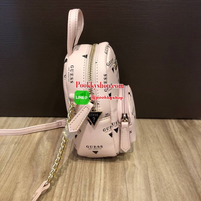 GUESS Factory Women's Evan Mini Crossbody กระเป๋าสะพายใบเล็กสุดน่ารักจาก guess มาแล้วค่า ไอเท็มสุดน่ารัก วัสดุทำจาก pu สกรีนลายสุดน่ารัก ด้านหน้ามีโลโก้ มีพวงกุญแจสวยเก๋ สายสะพายมีสายโซ่สลับหนังปรับได้ 5 ระดับ ด้านบนมีหูหิ้วจับถนัดมือ กระเป๋ามี 1 ช่อ