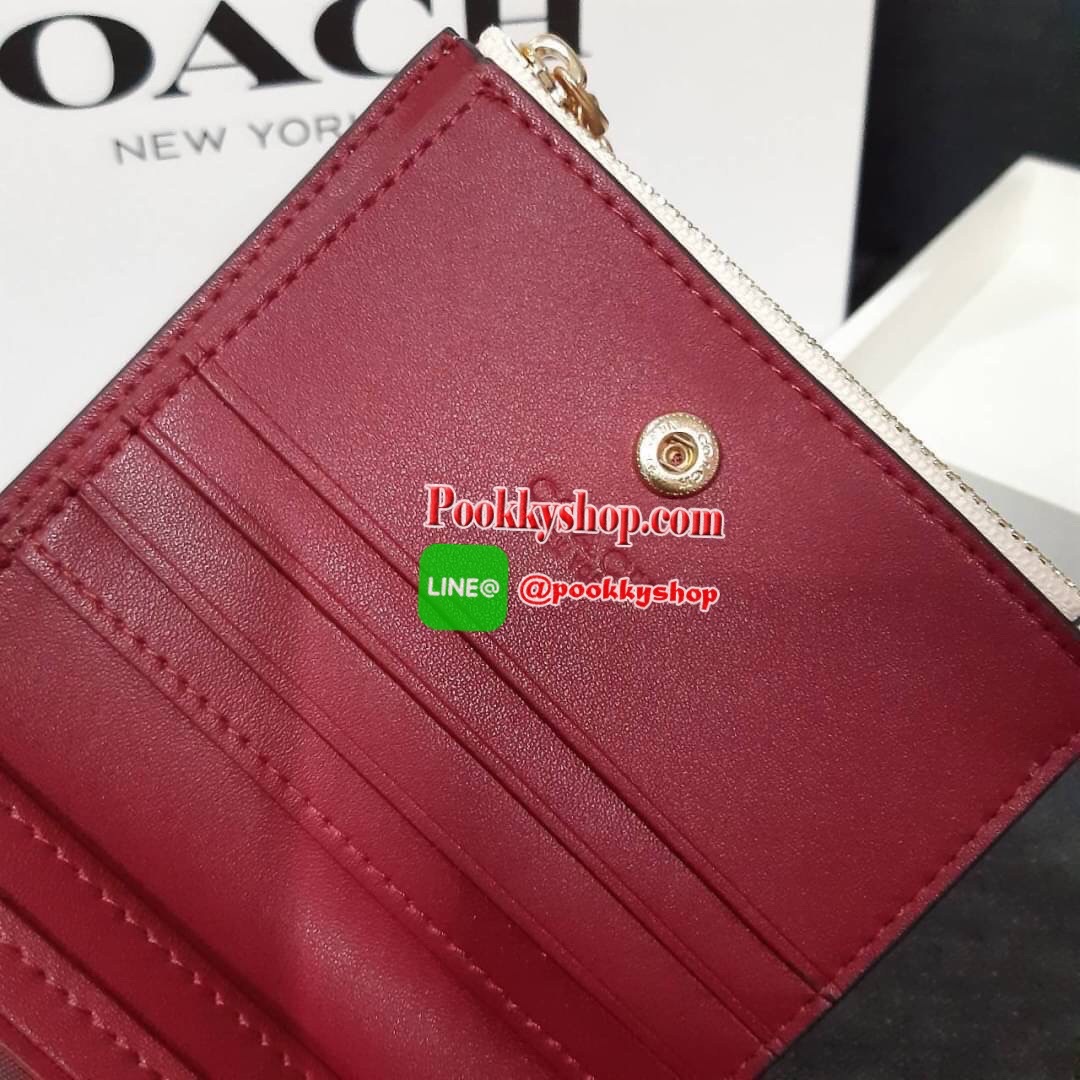 COACH 91058 SNAP CARD CASE WITH CRAYON HEARTS PRINT กระเป๋าสตางค์เก็บบัตร ลายปริ้นท์หัวใจเพ้นท์ ♥️ น่ารักน่าใช้ วัสดุหนังแคนวาสเคลือบ เปิด-ปิดด้วยกระดุม ภายในมีช่องใส่บัตร และใส่ธนบัตรได้ พร้อมช่องซิปแยกใส่เหรียญได้อีก พกพาง่าย สะดวก ไม่กินพื้นที่ก