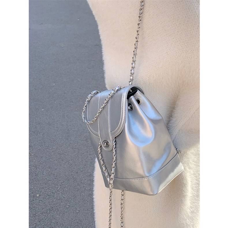 𝙉𝙀𝙒 𝙉𝙀𝙒 กระเป๋างานเกาหลีเกาใจ รุ่นนี้น่ารักทรงเป้เปิดด้านหน้าฐานกระเป๋าแข็งแรงอยู่ทรงใส่ของได้เยอะ สายยาวสะพายได้ อไหล่เงินสวยมาก แมทส์กับชุดไปเมืองนอกคือดียจ์ ใบกำลังดีใส่ของได้เยอะ จัดเลยค่ะ