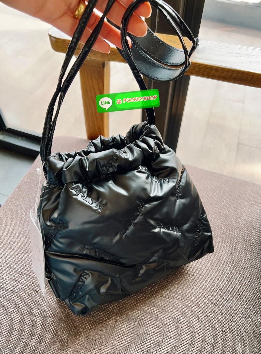 CARLYN TWEE MINI BAG #ไม่มินิตามชื่อจ้าา😘 💌พร้อมส่ง!สวยฉ่ำๆทุกสี ไม่มีไม่ได้แล้วจ้าา📌 ✔️กระเป๋าวัสดุไนล่อนอย่างดี นิ่มฟู ปักลายแบรนด์อันเป็นสัญลักษณ์ของรุ่นทั้งใบสวยงามค่ะ