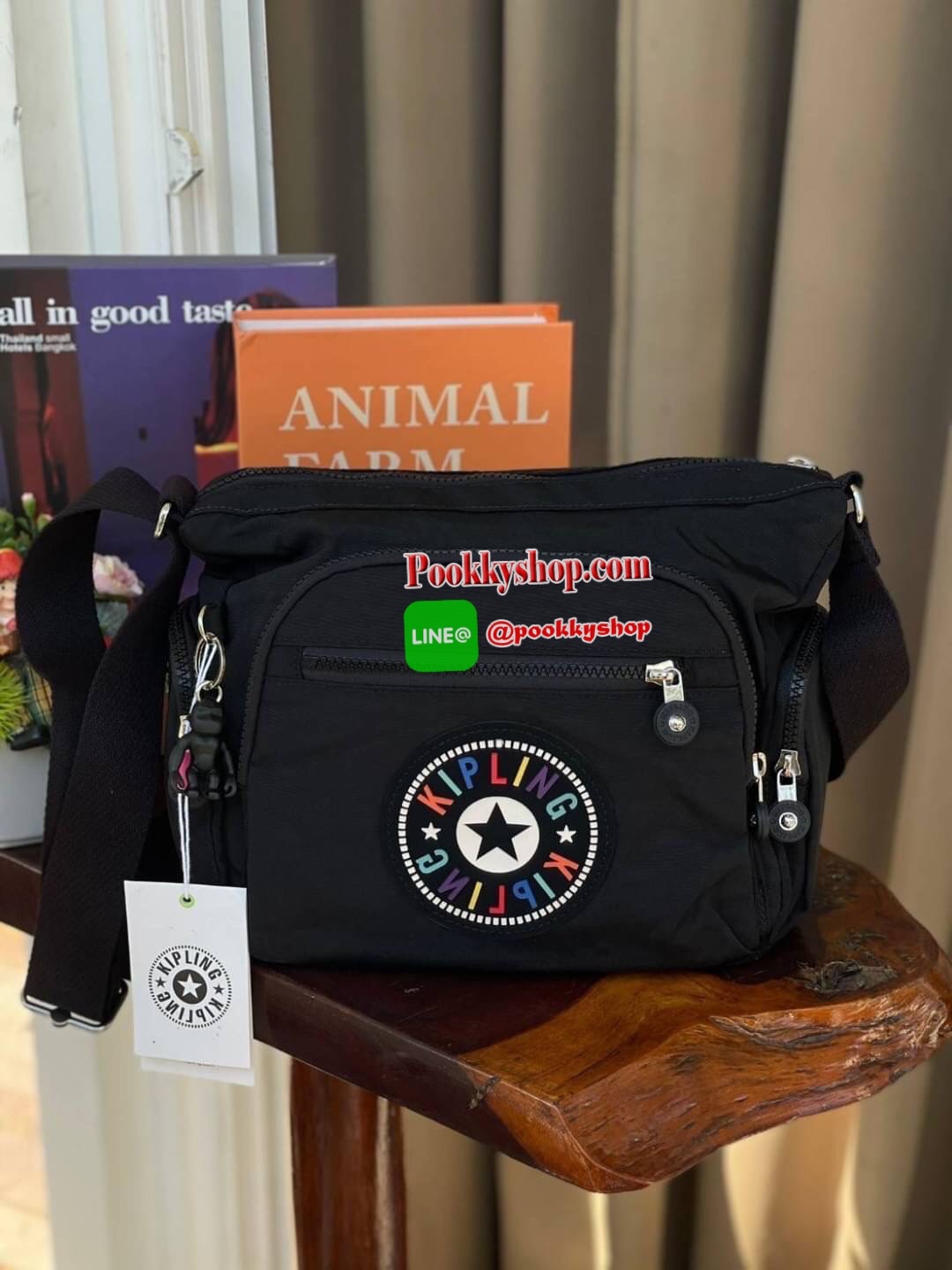 Kipling GABBIE S Crossbody Bag with Phone Compartment Bag กระเป๋าสะพายทรงครอสบอดี้ คอลเลคชั่นสุดฮิต แบบกระชับกับลำตัว วัสดุPolyamide100% มีช่องซิปใช้งานได้ทุกมุม ช่องใหญ่ภายในกว้าง ใส่มินิไอแพค กระเป๋าสตางค์ยาวและอื่นๆจุได้เยอะ สามารถสะพายได้ทั้งสายคู่และ