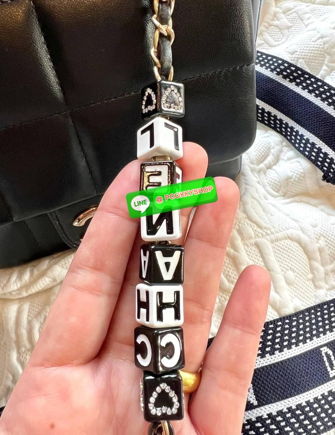 CHANEL SHOULDER BAG WITH CHAIN BAG ((Chanel vip gift make up ตปท.)) 🎁พร้อมส่ง! รุ่นนึ้จะใช้เองหรือซื้อฝากเพื่อนๆ ก็ถูกใจผู้รับเลยค่า หนังแกะสังเคราะห์ หนังดีมีความนิ่มและเงาในตัว สัมผัสคือหลงรักแน่นอนค่ะ🤩 โดดเด่นด้วยสายสะพายร้อยลูกเต๋ามีตั