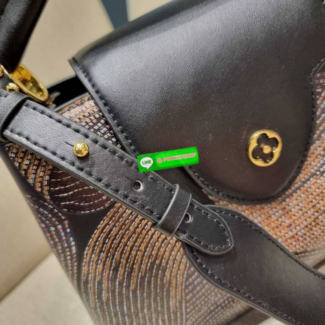 NEW IN!! LV capucines top handle วีไอพีพรีเมี่ยมกิ๊ฟจากเคาน์เตอร์ ที่สุดของความสวยในราคาเบาๆ กระเป๋าถือสุดหรู ดีไซน์ทรงคลาสสิค พร้อมลวดลายหรูหรา มาพร้อมหูจับในตัว ด้วยรูปทรงวินเทจและวัสดุหนังแท้ ขับผิว ทำให้ไอเท็มนี้สะกดทุกสายตาจริงๆ และยังมีลูกเล่นที่ฝาป