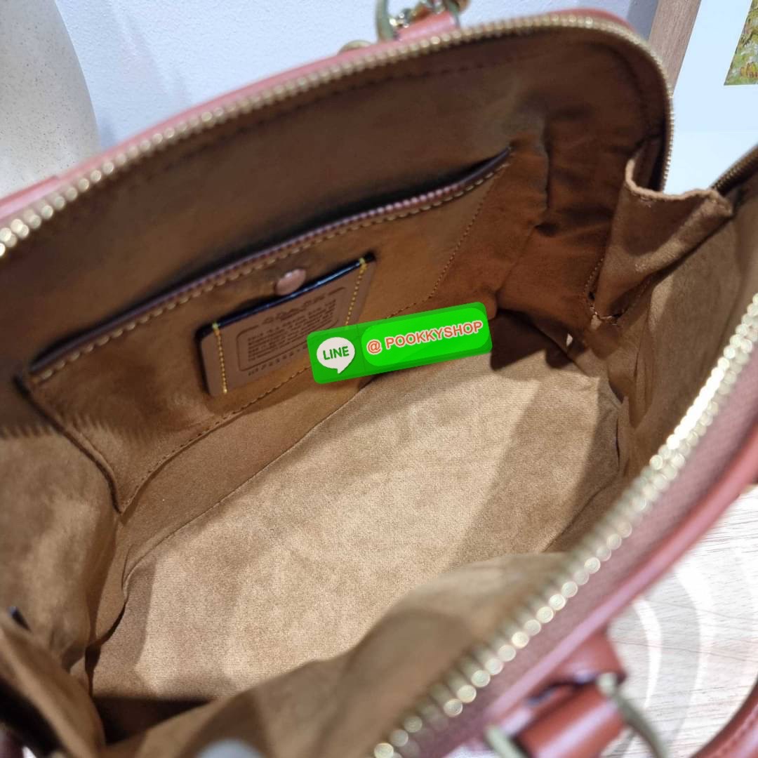 COACH CC411 REVEL BAG ใหม่ล่าสุด พร้อมสวยก่อนใคร กับกระเป๋าทรงโดมรุ่นใหม่ ที่สาวๆอดใจไม่ไหวแน่นอน สวยครบเครื่อง เกินต้านที่สุด รูปทรงคลาสสิค วัสดุหนังแท้เต็มใบ มือจับในตัว เลิศๆกับกุญแจที่ล็อคกันขโมยได้ เปิด-ปิดด้วยซิป ภายในโล่งกว้าง มีสายสะพายครอสบอดี้มา