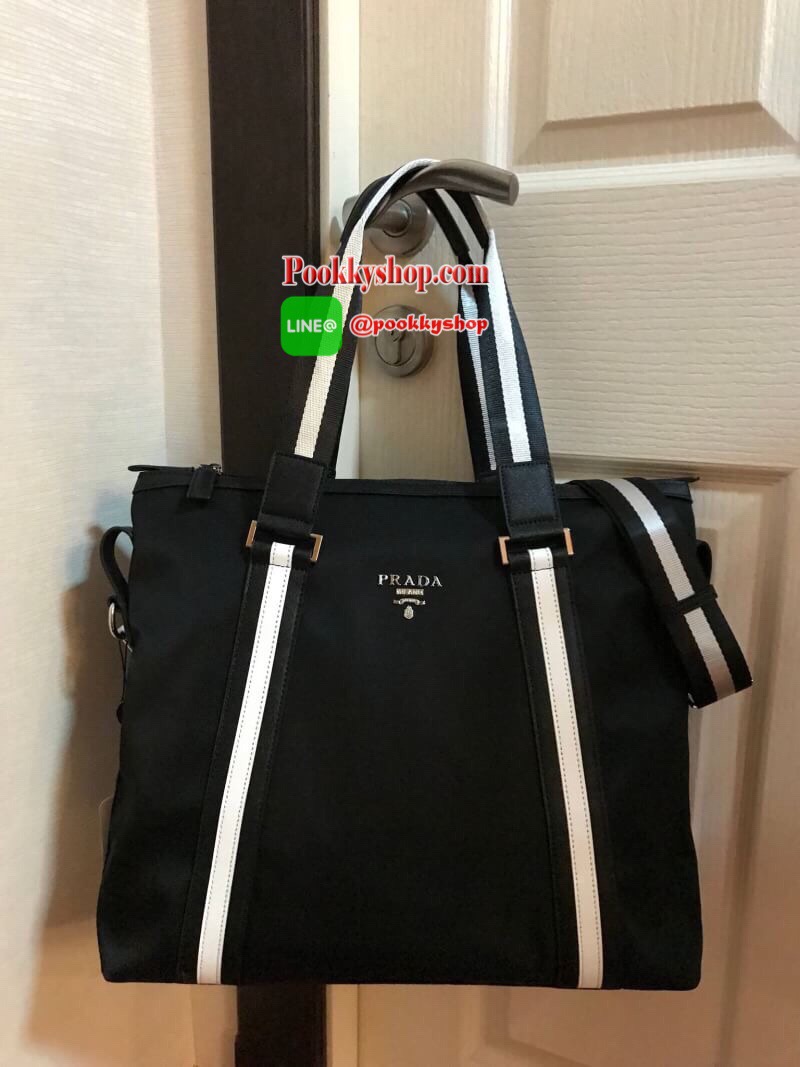 Don't Miss! PRADA NYLON LARGE HANDBAG กระเป๋าถือหรือสะพาย Limited edition VIP Gift With Purchase (GWP) จากเคาน์เตอร์แบรนด์วัสดุ Nylon&Polyester100% เนื้อหนาคุณภาพดีตามแบบฉบับแบรนด์ ด้านหน้าประดับโลโก้เปิดปิดด้วยซิปสะดวกใช้ หูกระเป๋าและสายสะพายสีดำตัด