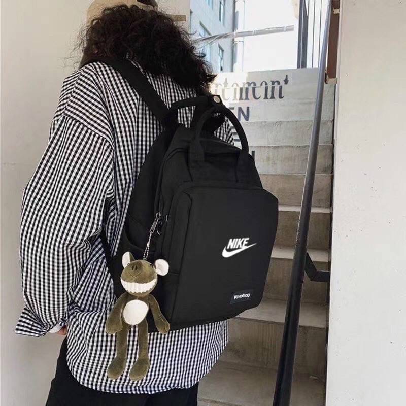 กระเป๋าสะพายหลัง Nike รุ่นนี้ขอบอกว่าชนช๊อปใช้ได้ทั้งผู้ชาย ผู้หญิง เด็ก ผู้ใหญ่ ใส่ได้จ้ะ จุของได้เยอะ น่าใช้มากๆแม่ กระเป๋ามีหลายช่อง จะถือก็ได้สะพายก็เท่ห์ มีมาให้เลือกช๊อปถึง 3 สี