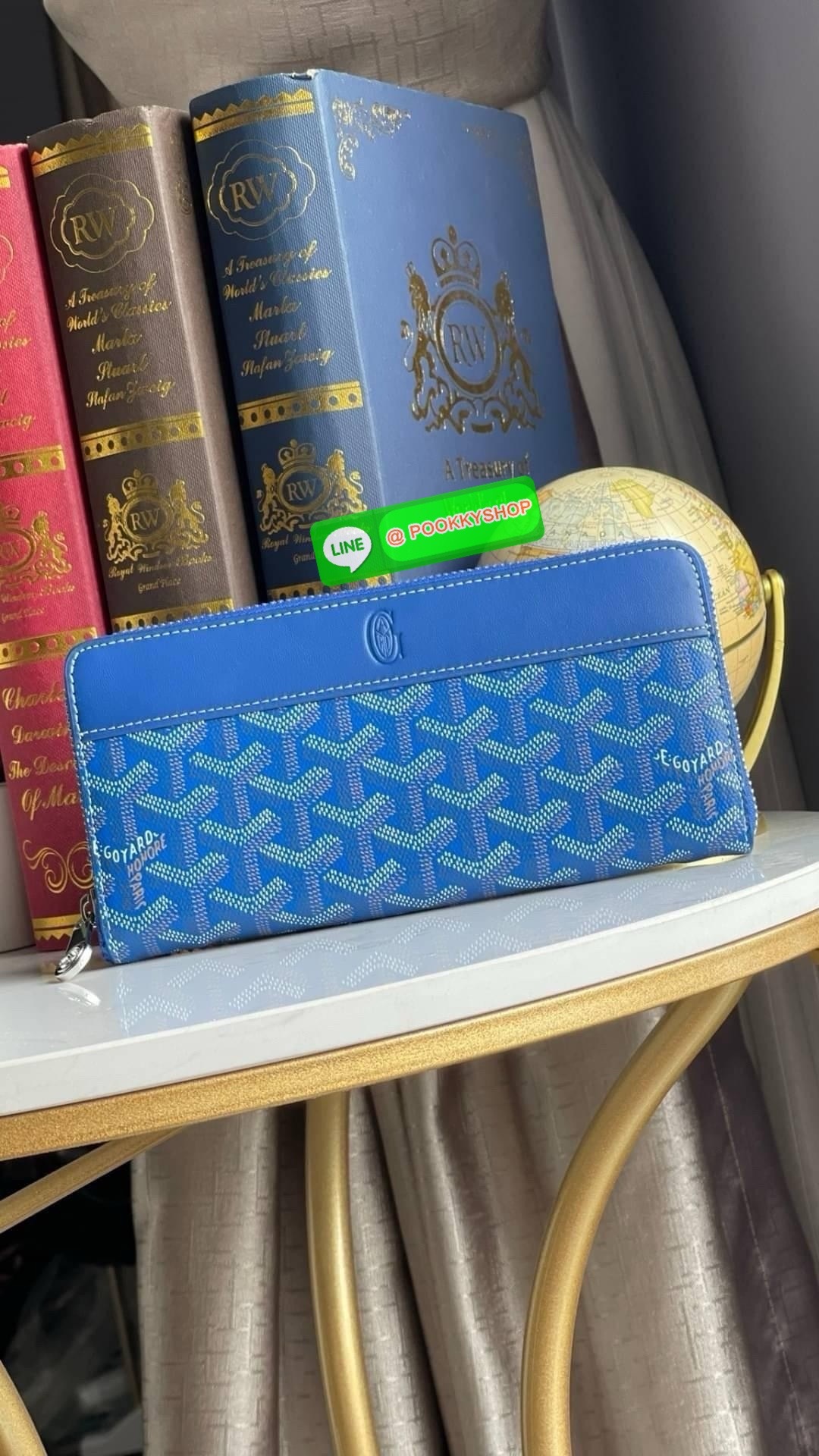 Goyard Matignon GM Wallet แบรนด์สัญชาติฝรั่งเศสที่มีความคลาสสิคและลวดลายอันเป็นสัญลักษณ์ อีกหนึ่งรุ่นที่แนะนำ กระเป๋าสตางค์ แบบยาว Matignon GM ที่มีซิปปิดสนิทและปลอดภัย ช่องใส่การ์ด 12 ช่อง ช่องซิปตรงกลาง และช่องเก็บของขนาดใหญ่ 2 ช่อง ช่วยให้คุณเก็บการ์ด