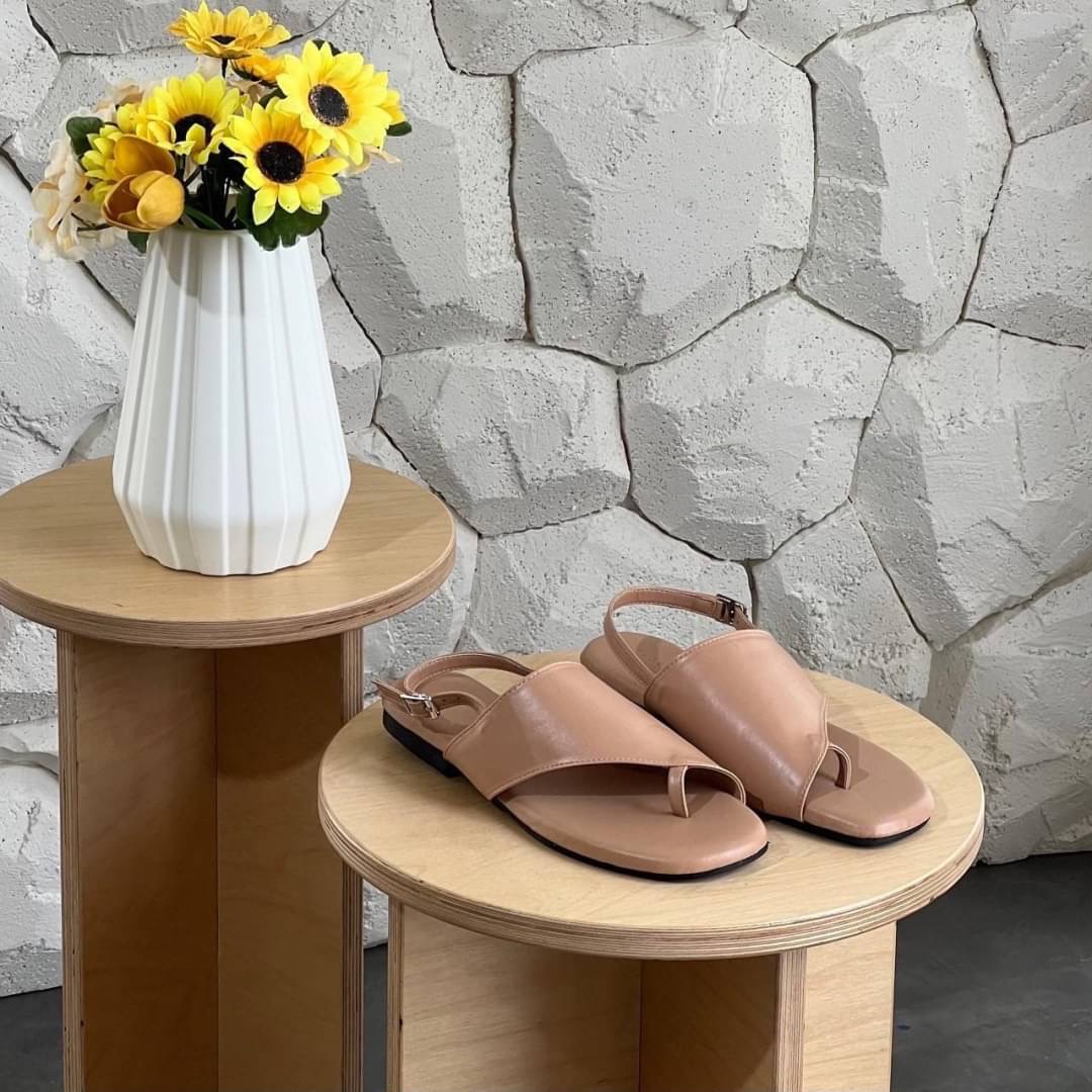 Korea style แบบใหม่รับซัมเมอร์จ้า แตะรัดส้น ทรงคาดหน้าไขว้ น่ารักมากคะ งานสวยมากจริงๆ พื้นนิ่มเบาสบาย ใส่ได้ทุกวันค่ะ