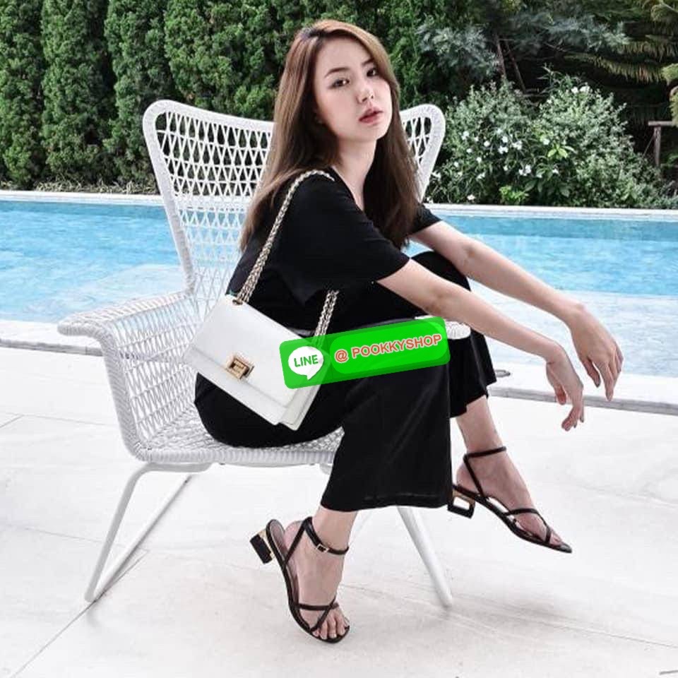 Charles&Keith แท้ Outlet กระเป๋าทรงสวย คลาสสิคเรียบหรู แมทช์ง่ายสะพายได้บ่อย สายสะพายโซ่พันหนัง สะพายได้ 2 แบบ เปิดปิดด้วยตัวล็อกอะไหล่ทอง ฐานกว้างใส่ของได้เยอะ มีช่องใส่บัตรในตัว