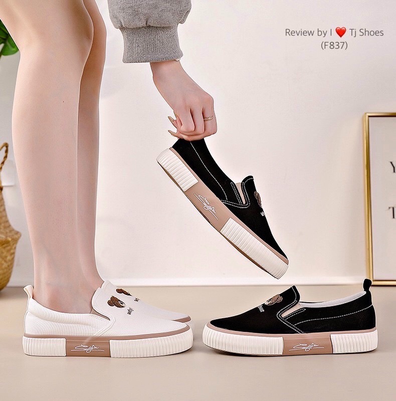 พร้อมส่งรองเท้าผ้าใบลายน้องหมีสุดน่ารักๆ ขายดีมากๆ รุ่นนี้ใส่นิ่มดีมาก พื้นรองเท้า เกาะพื้น ช่วยกันลื่นได้ดี ใส่บายเท้ามาก เดินนุ่มสบายสุดๆ จับแมทกับชุดง่าย ใส่แล้วดูเกร๋ดูน่ารักมากๆ